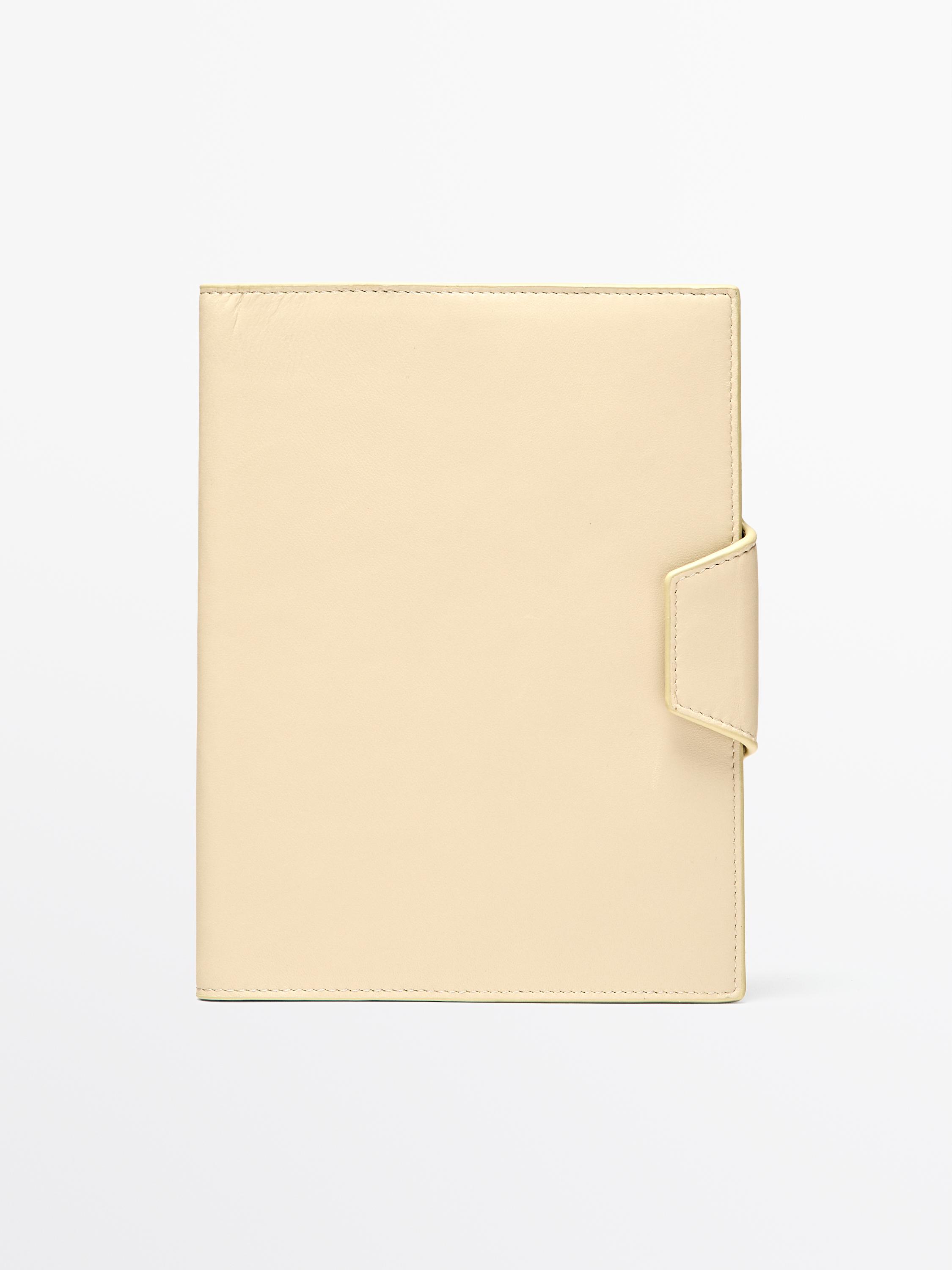 Vista frontal de funda portátil color vainilla con cierre lateral.