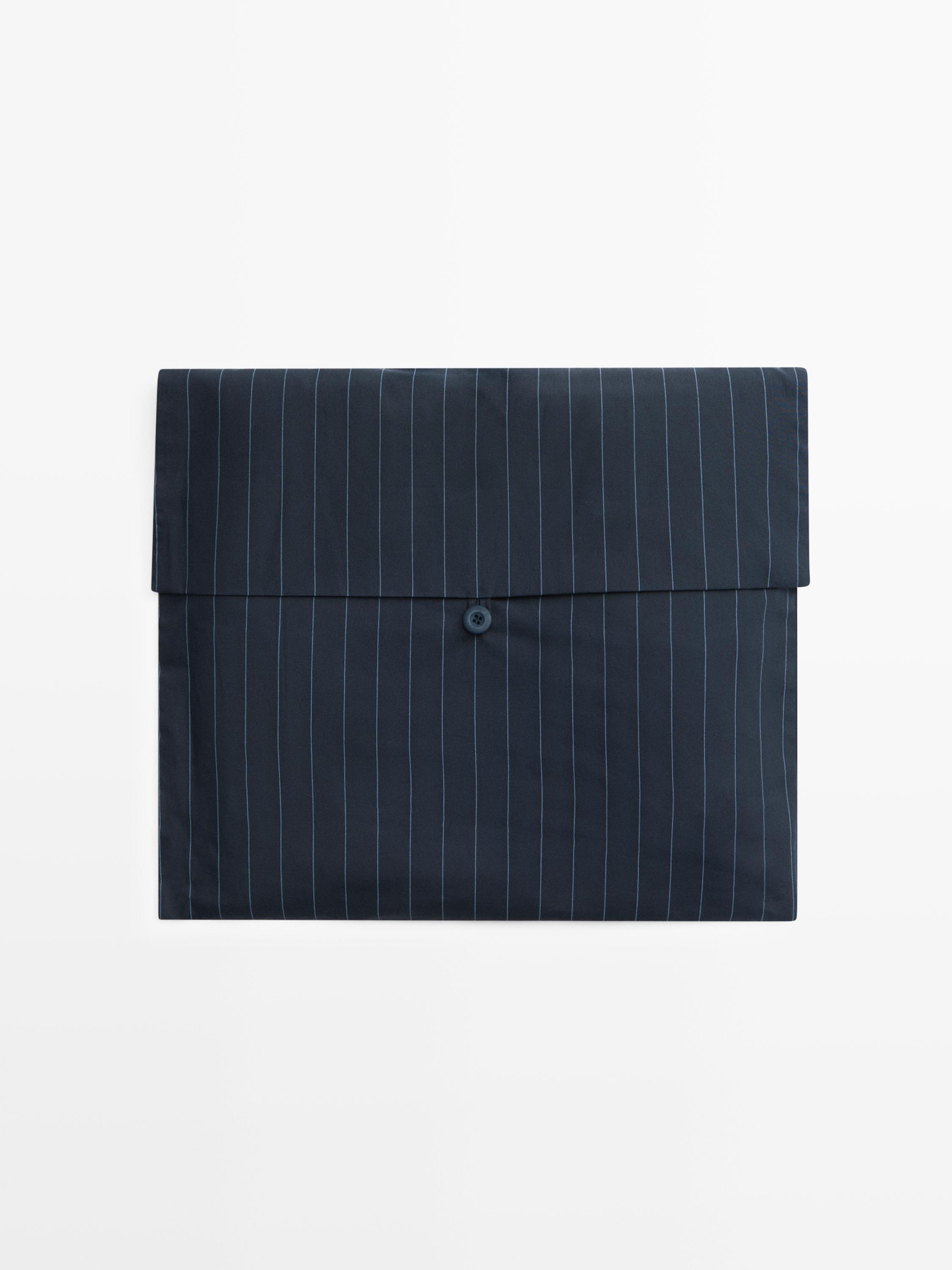 Vista frontal de funda azul marino con rayas verticales finas y cierre de botón.
