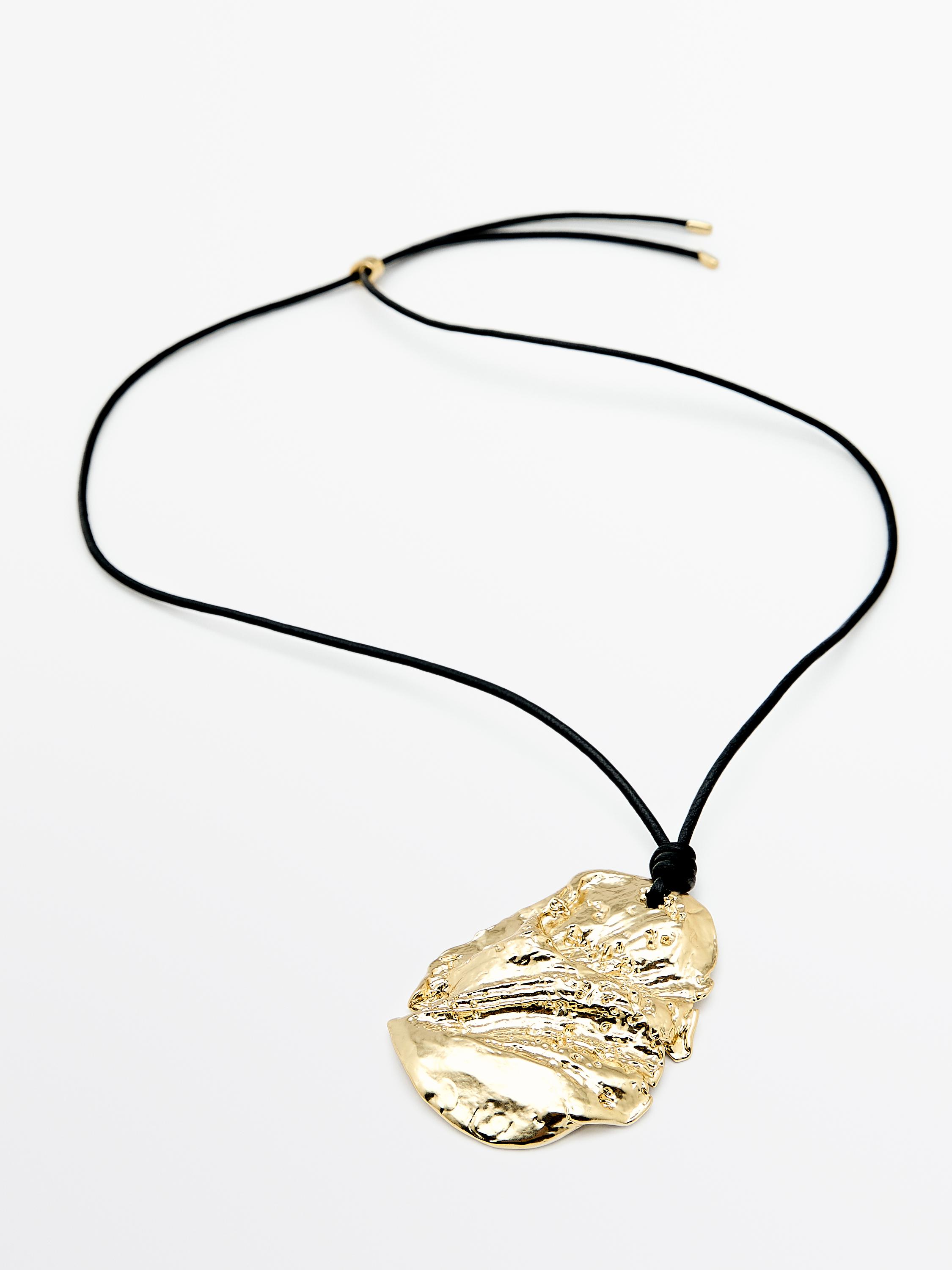 Ayarlanabilir siyah kordonlu dokulu altın kolye ucu.