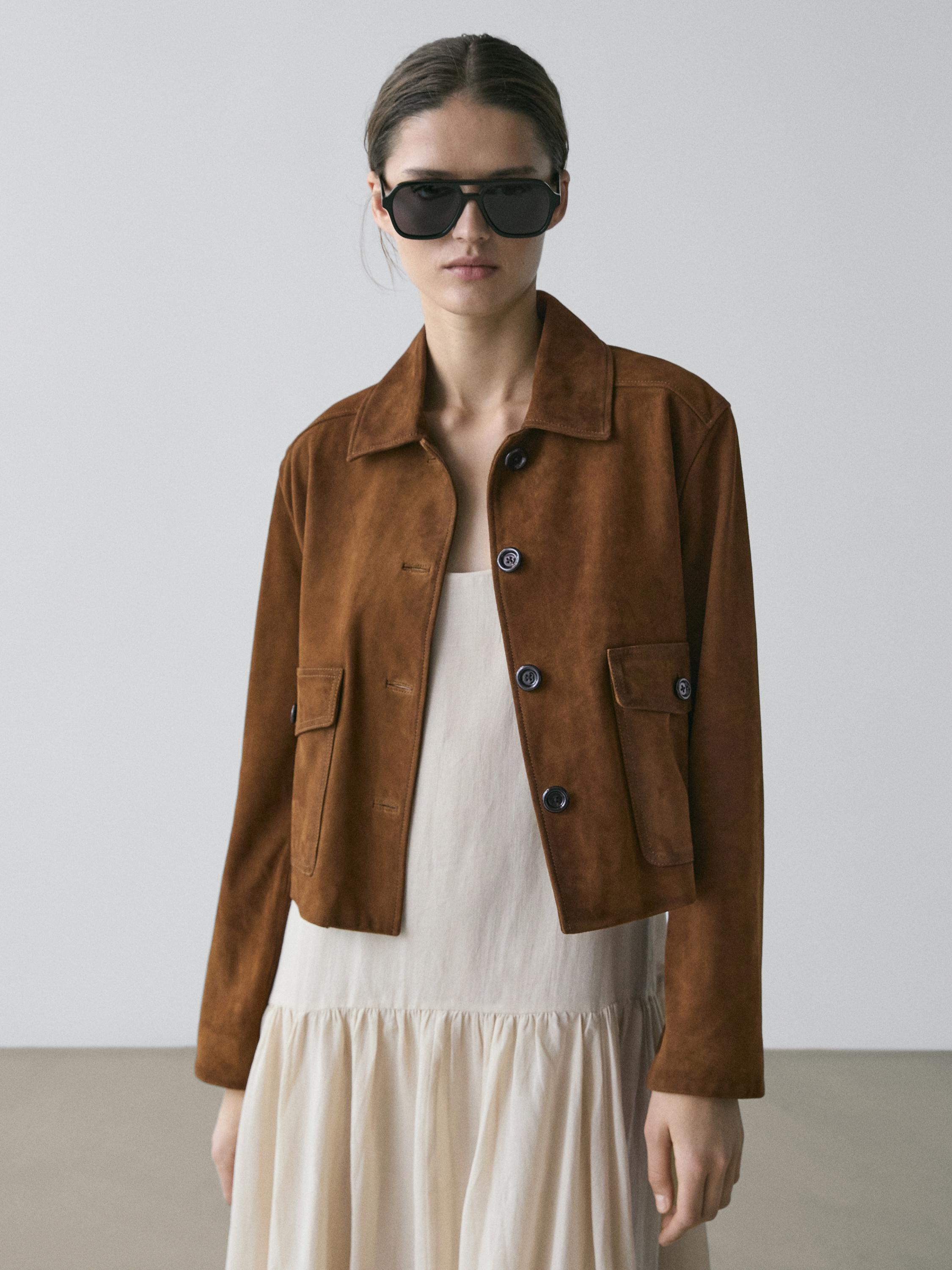 طقم جاكيت بني بأزرار وجيوب أمامية بغطاء فوق فستان بيج بلا أكمام.