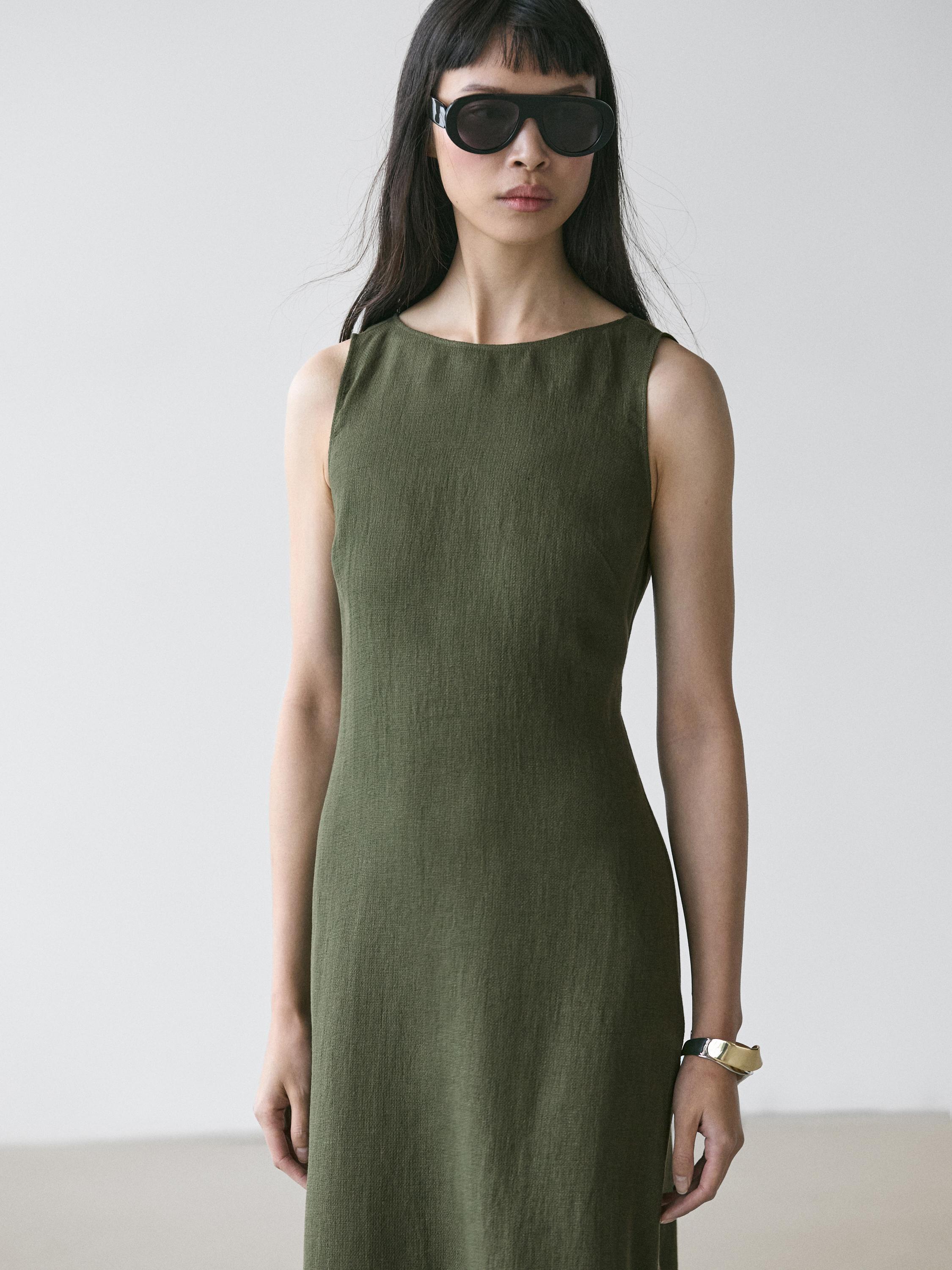 Μεσαίο πλάνο μακριού πράσινου αμάνικου φορέματος, με στρογγυλή λαιμόκοψη.