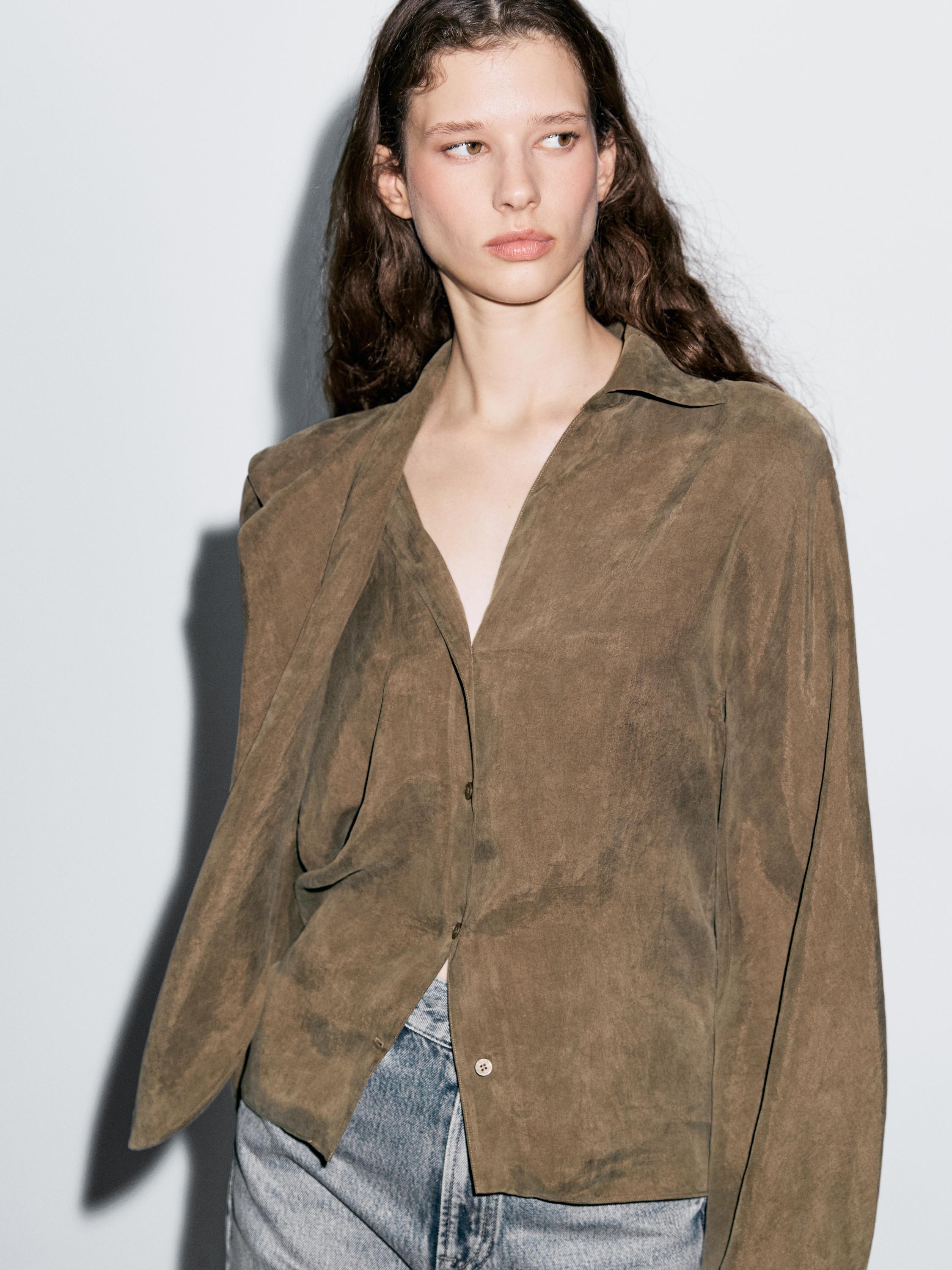 قميص بربطة على العنق