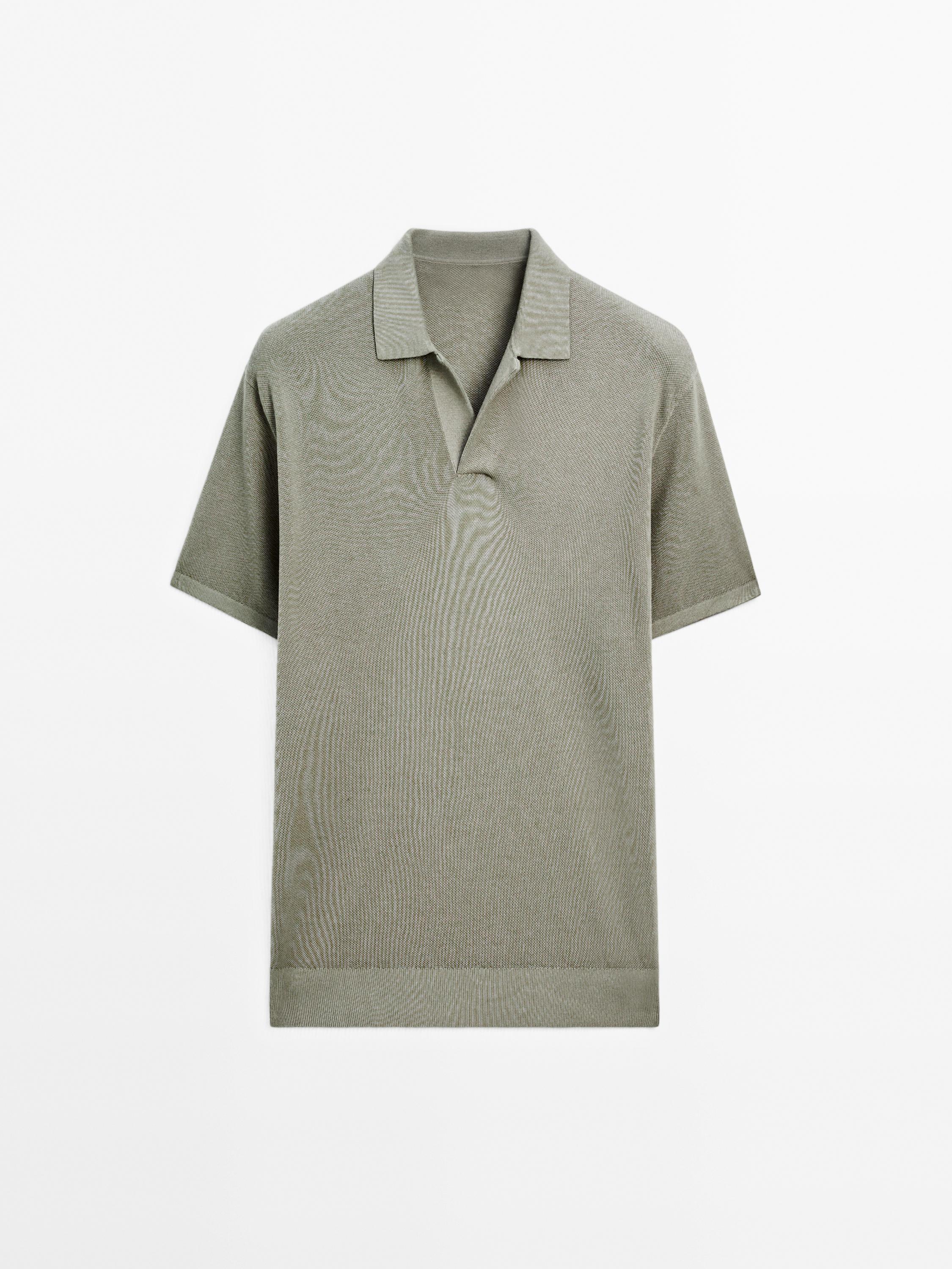 Polo de malha com decote em bico