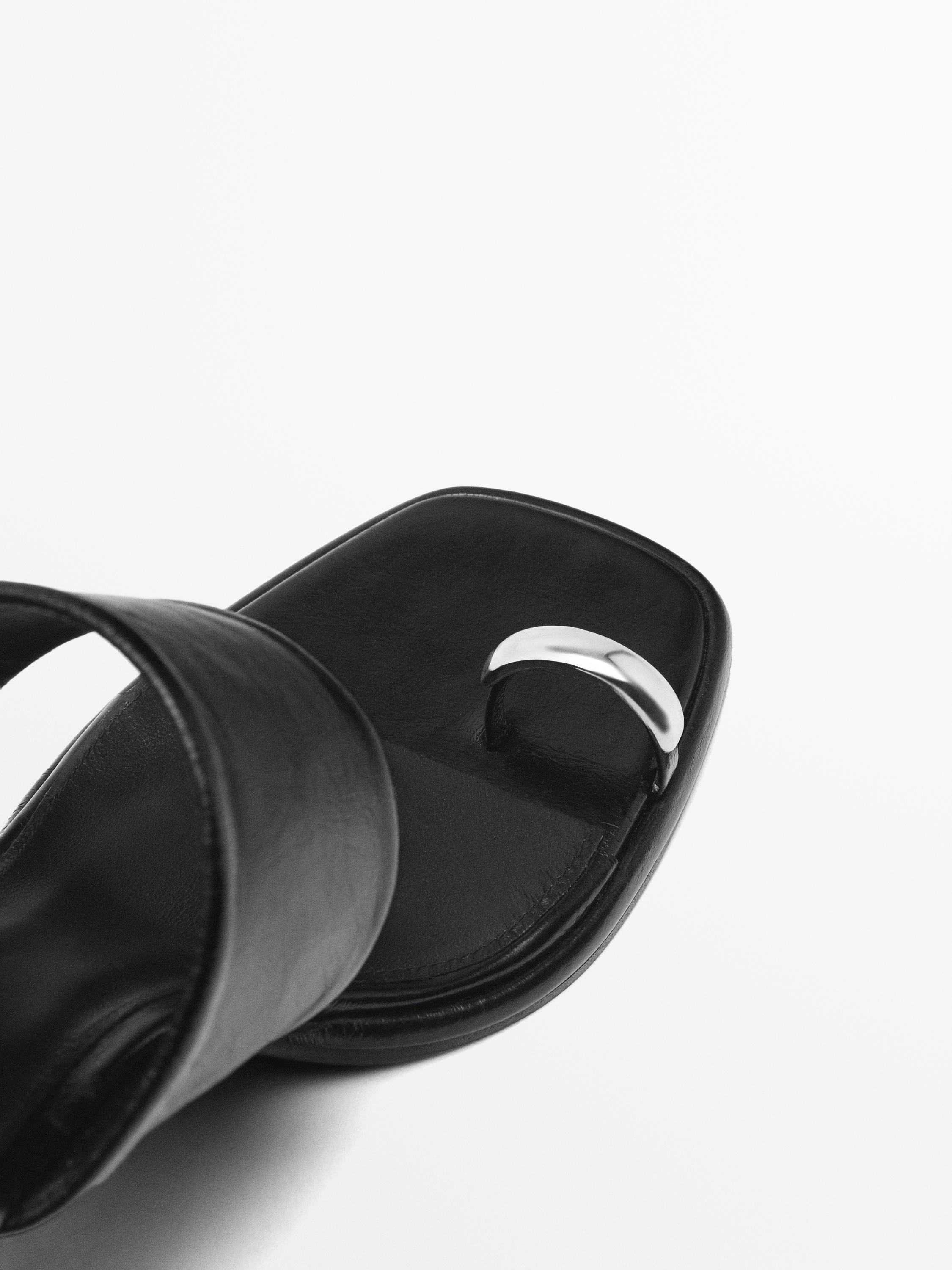 Klapki na wysokim obcasie z pierścionkiem na duży palec