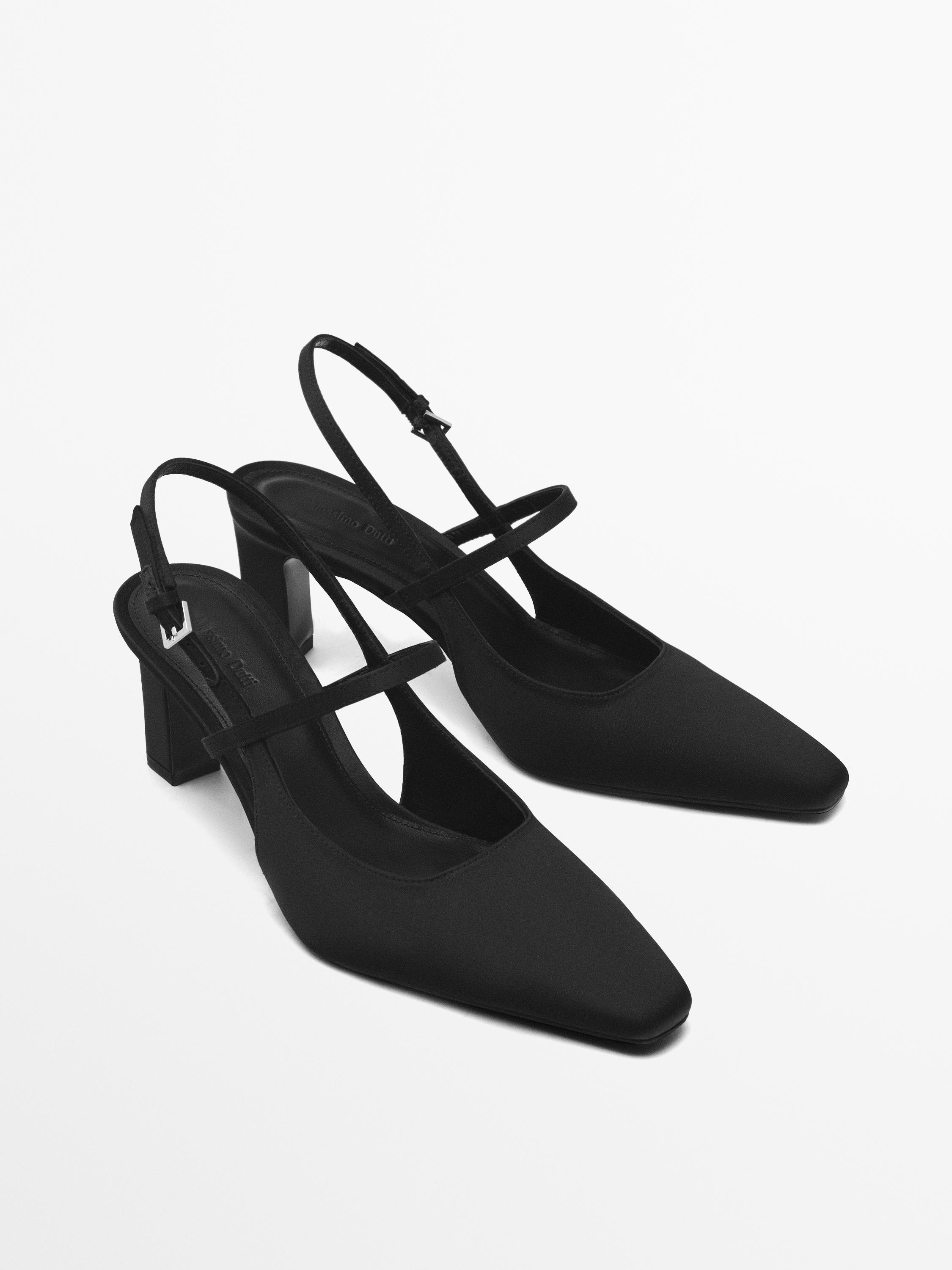 Vue de dessus de chaussures à talons noires avec brides et boucle ajustable.