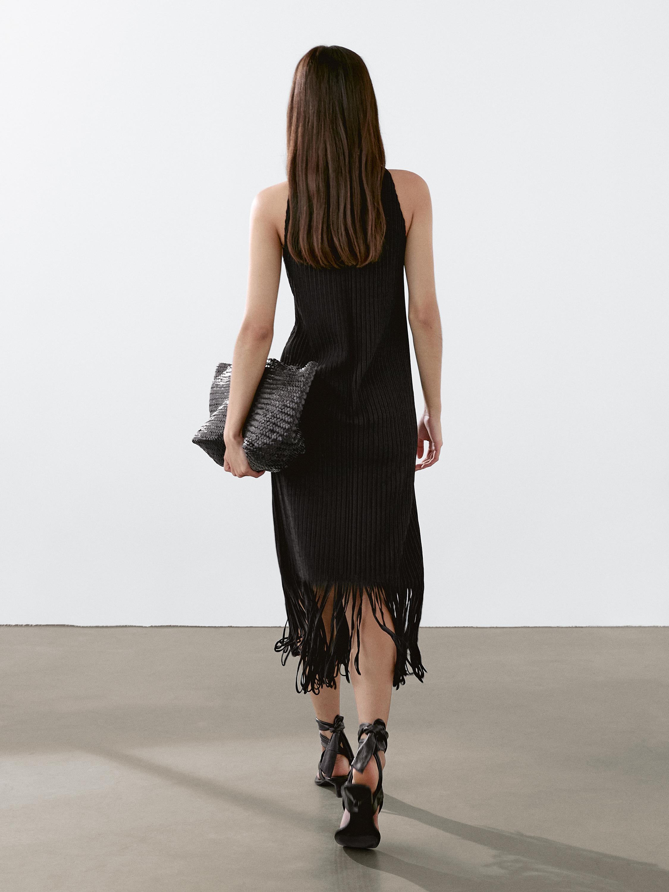Knitted textured dress under bangs