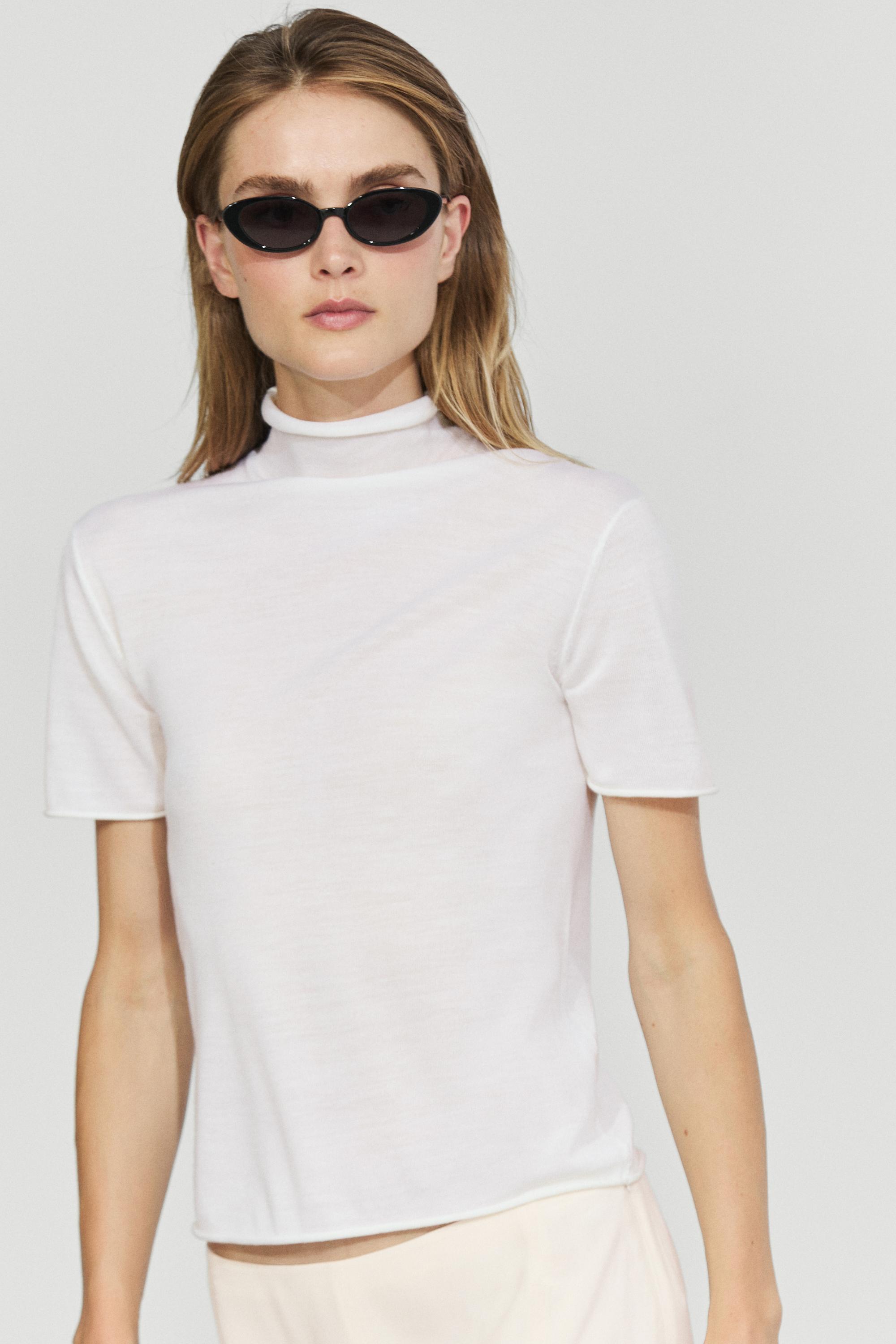 Short sleeve turtleneck knit sweater