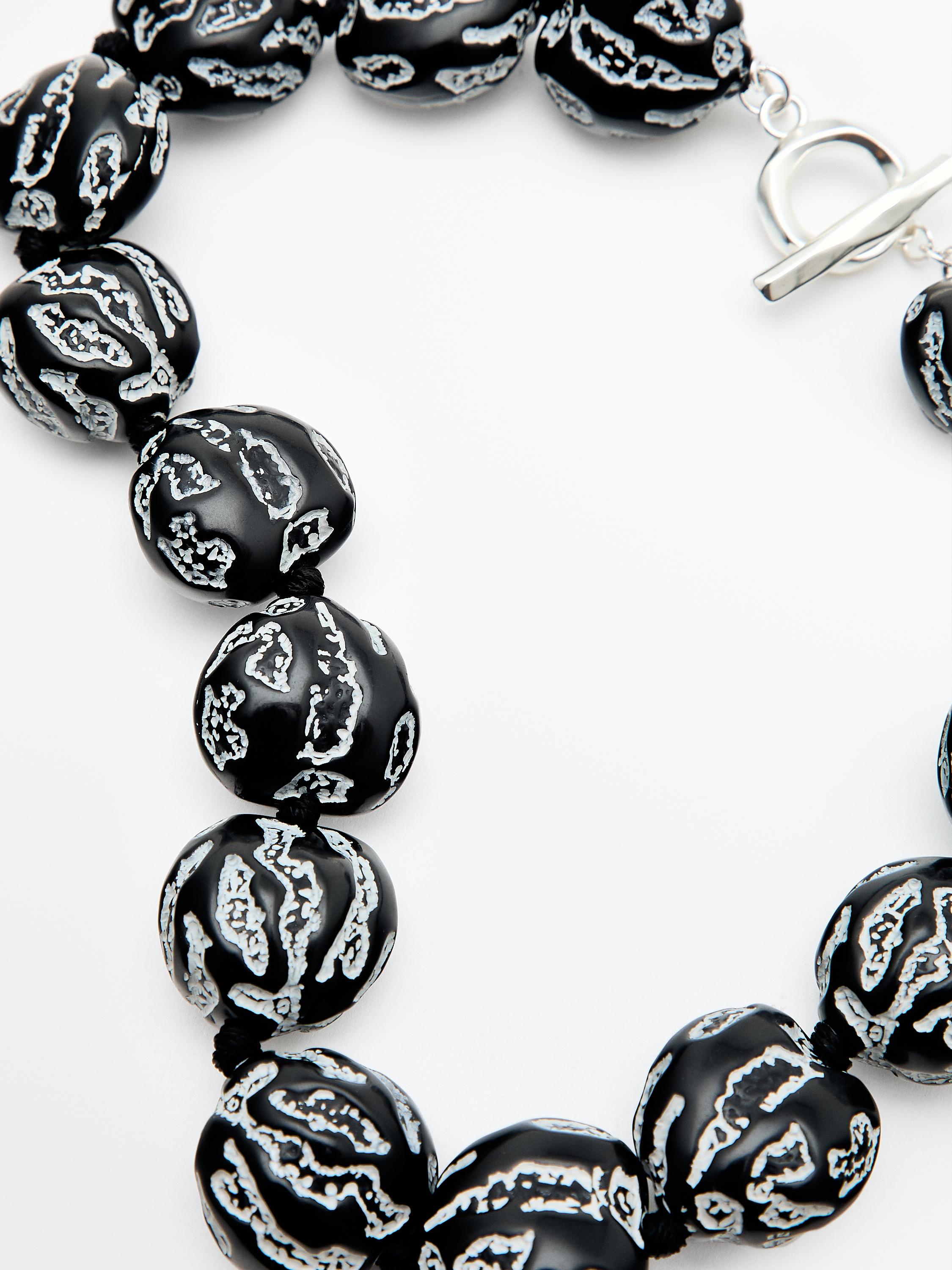Short pendant with irregular beads