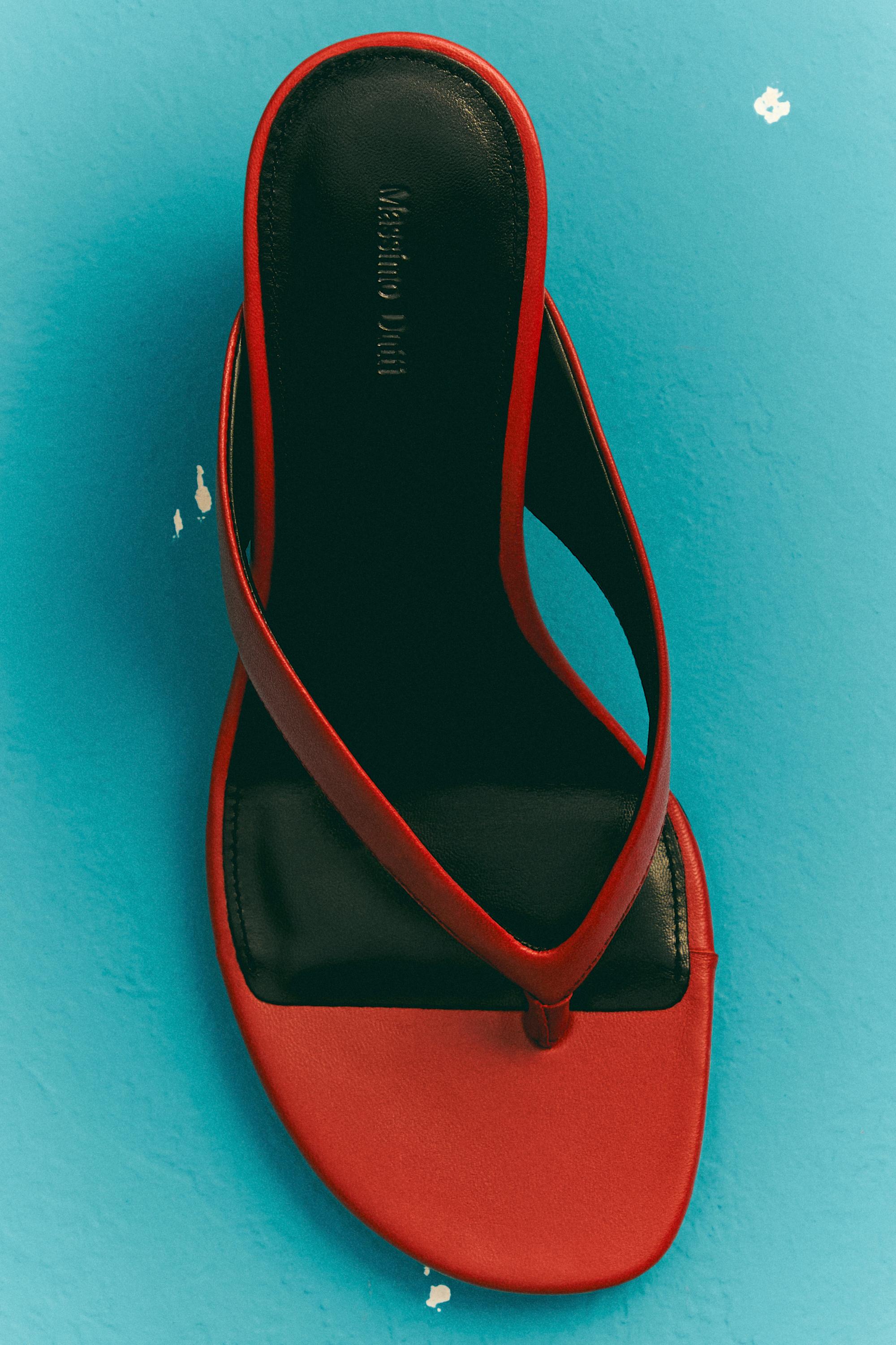Mid-heel sandals with toe divider — RED