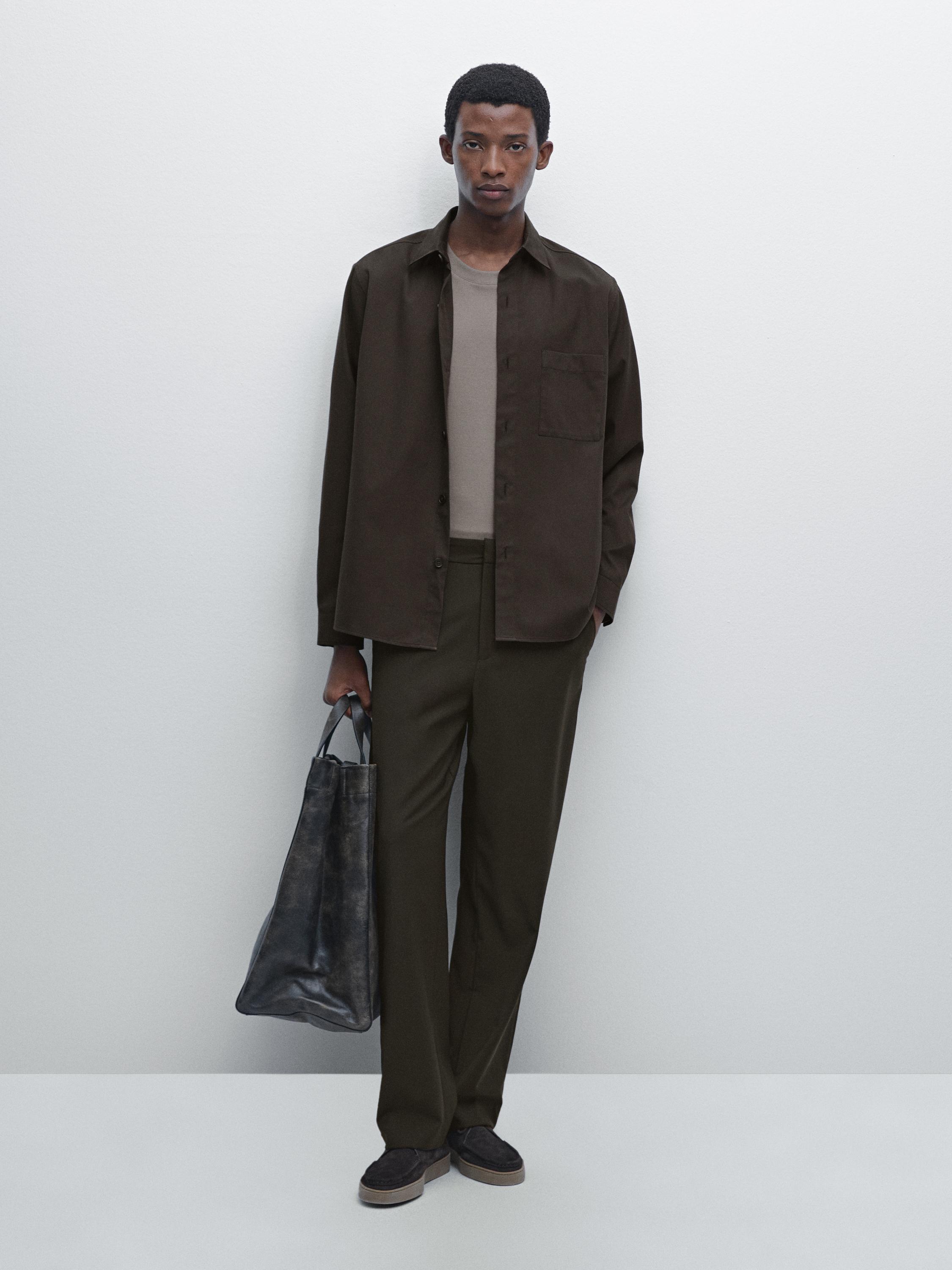 قميص بقصة مريحة وجيب