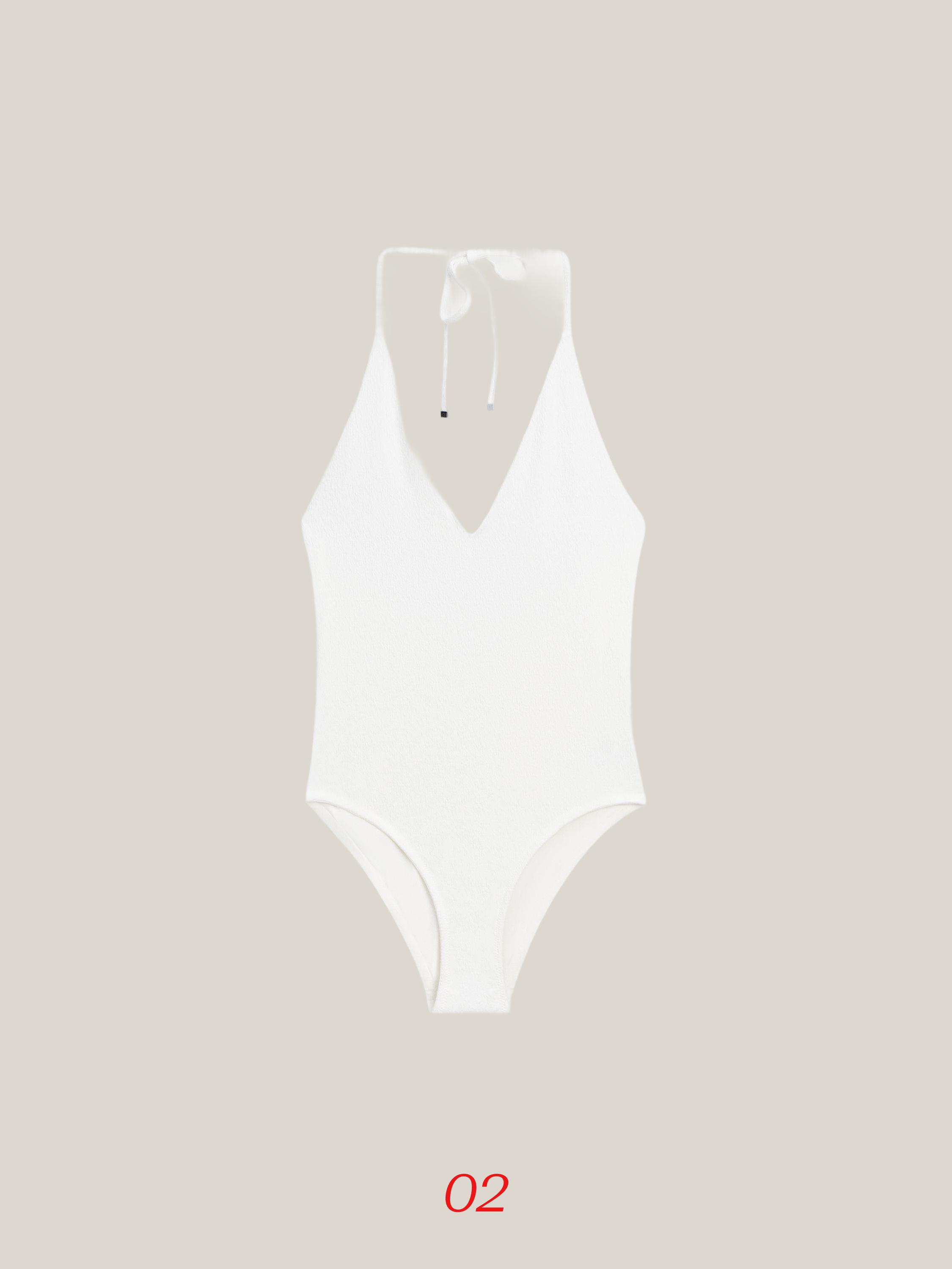 Vista frontal de bañador blanco roto con escote pico y tirantes anudados al cuello. Número "02" en la parte inferior.