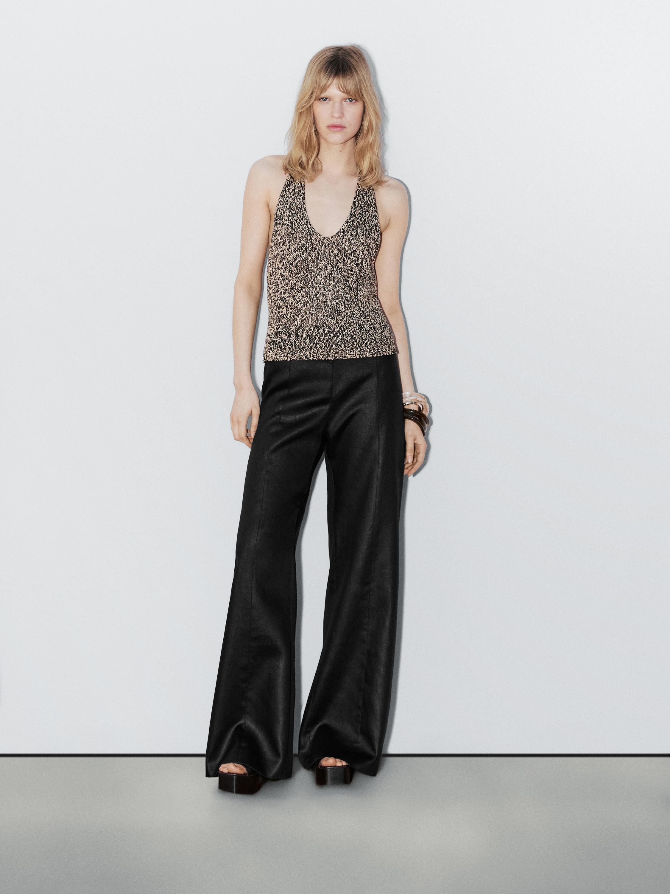 Σετ με αμάνικη μπλούζα με στάμπα και μαύρο παντελόνι με φαρδιά μπατζάκια.