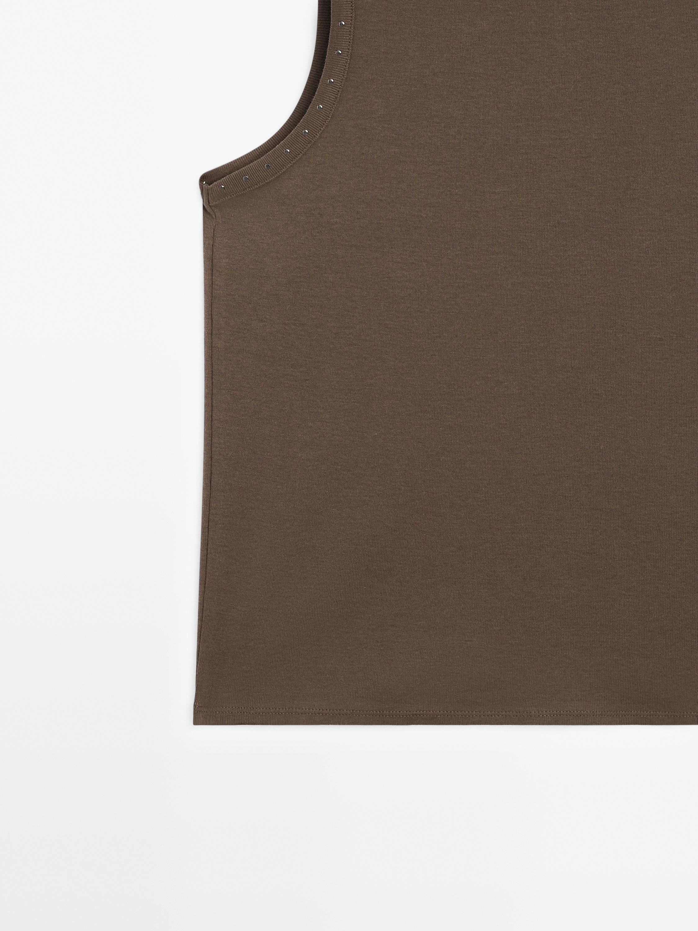 Slim fit topp med nitdetaljer
