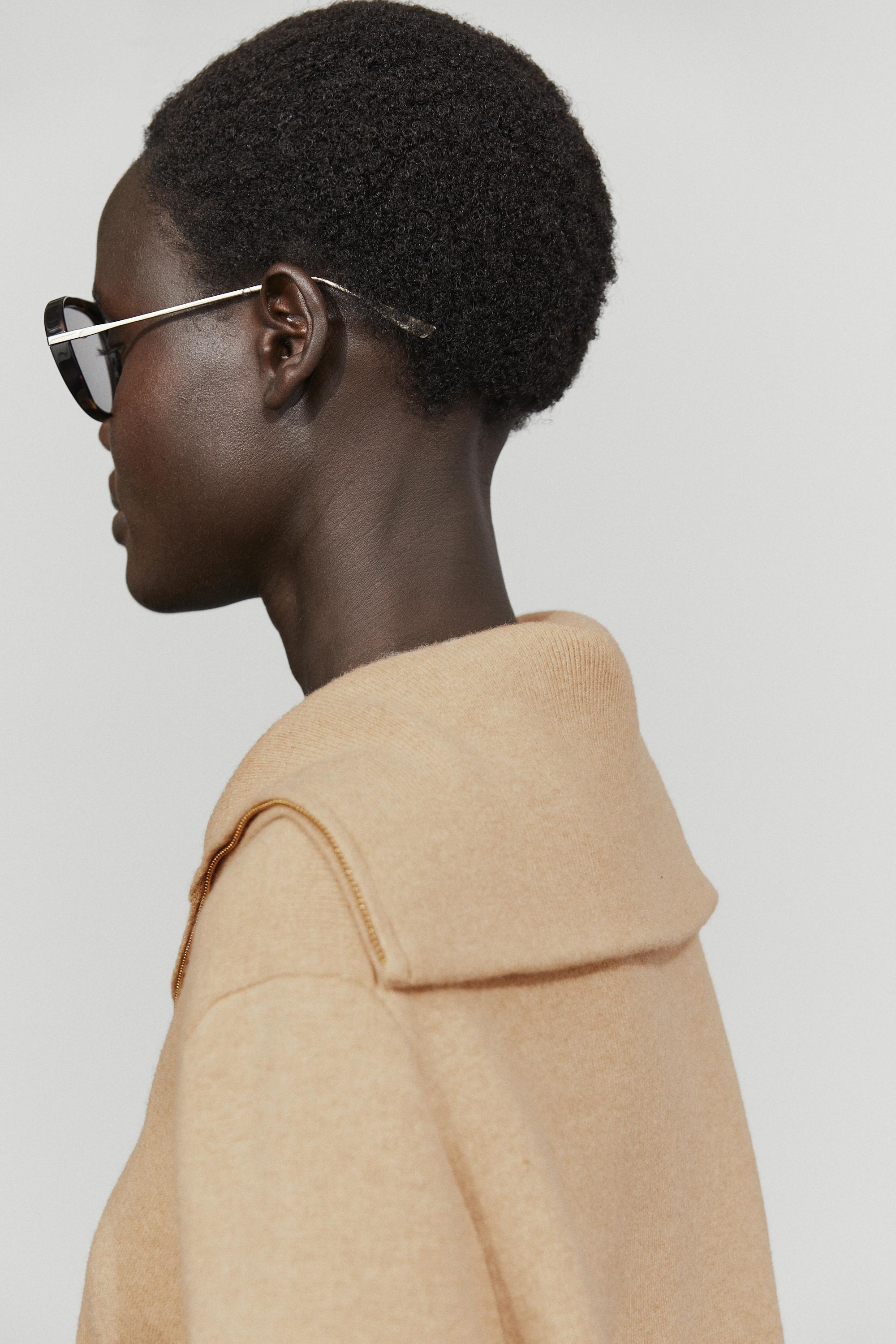 Wide collar zip-up knit sweater — CAMEL
