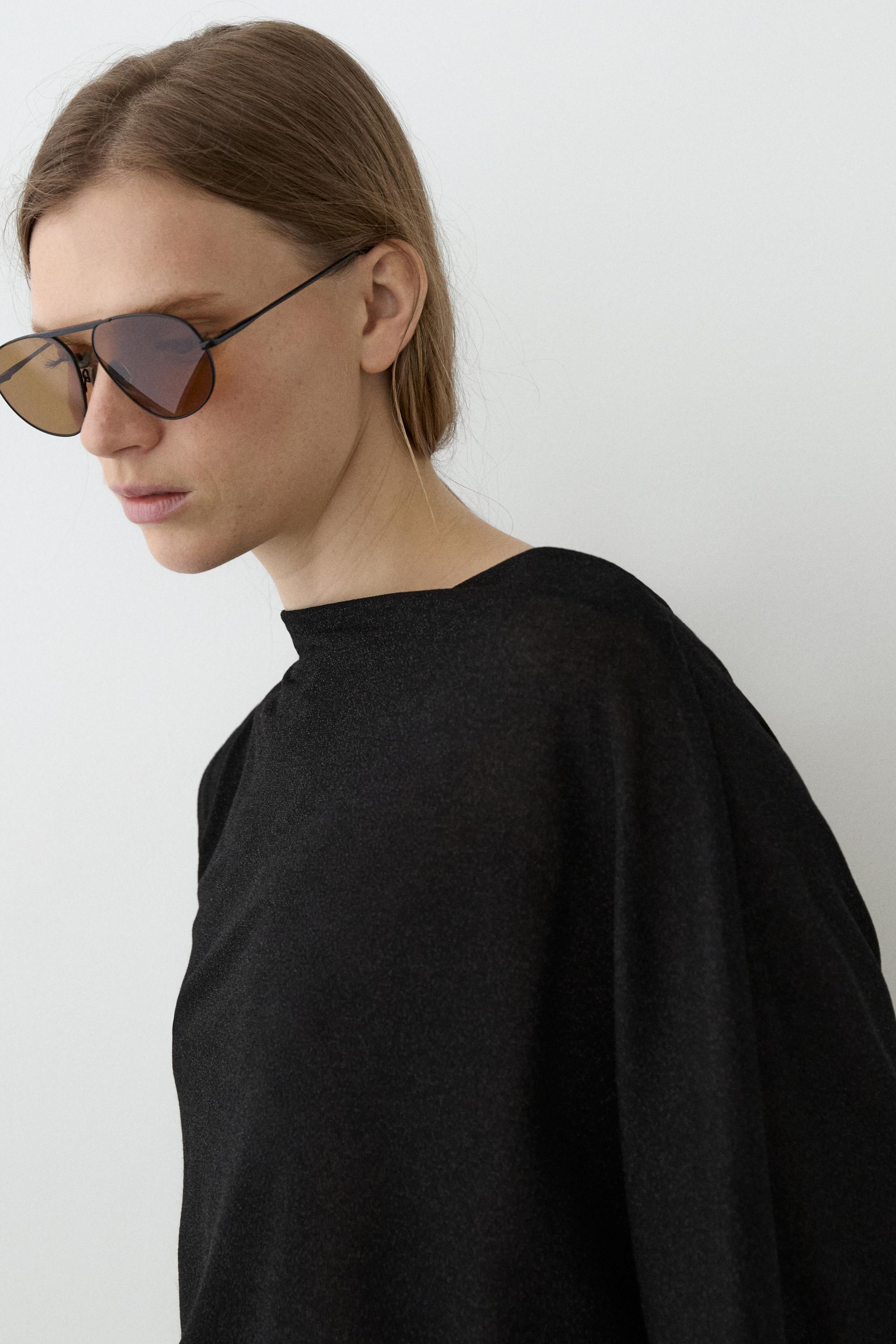 Metalik görünümlü asimetrik hafif tişört