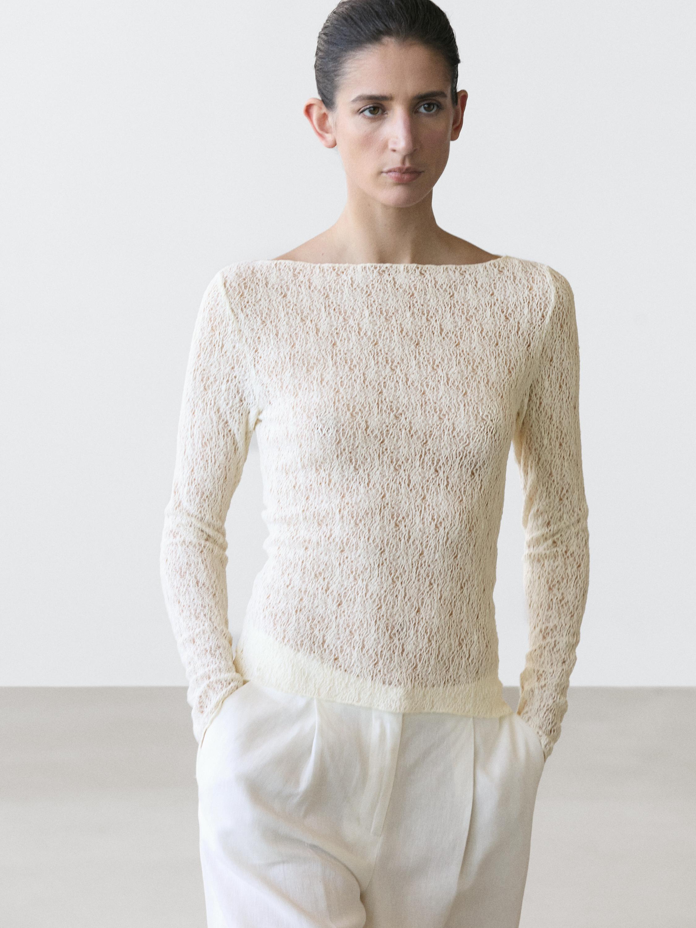 Футболка с вырезом «лодочка» и отделкой кружевом