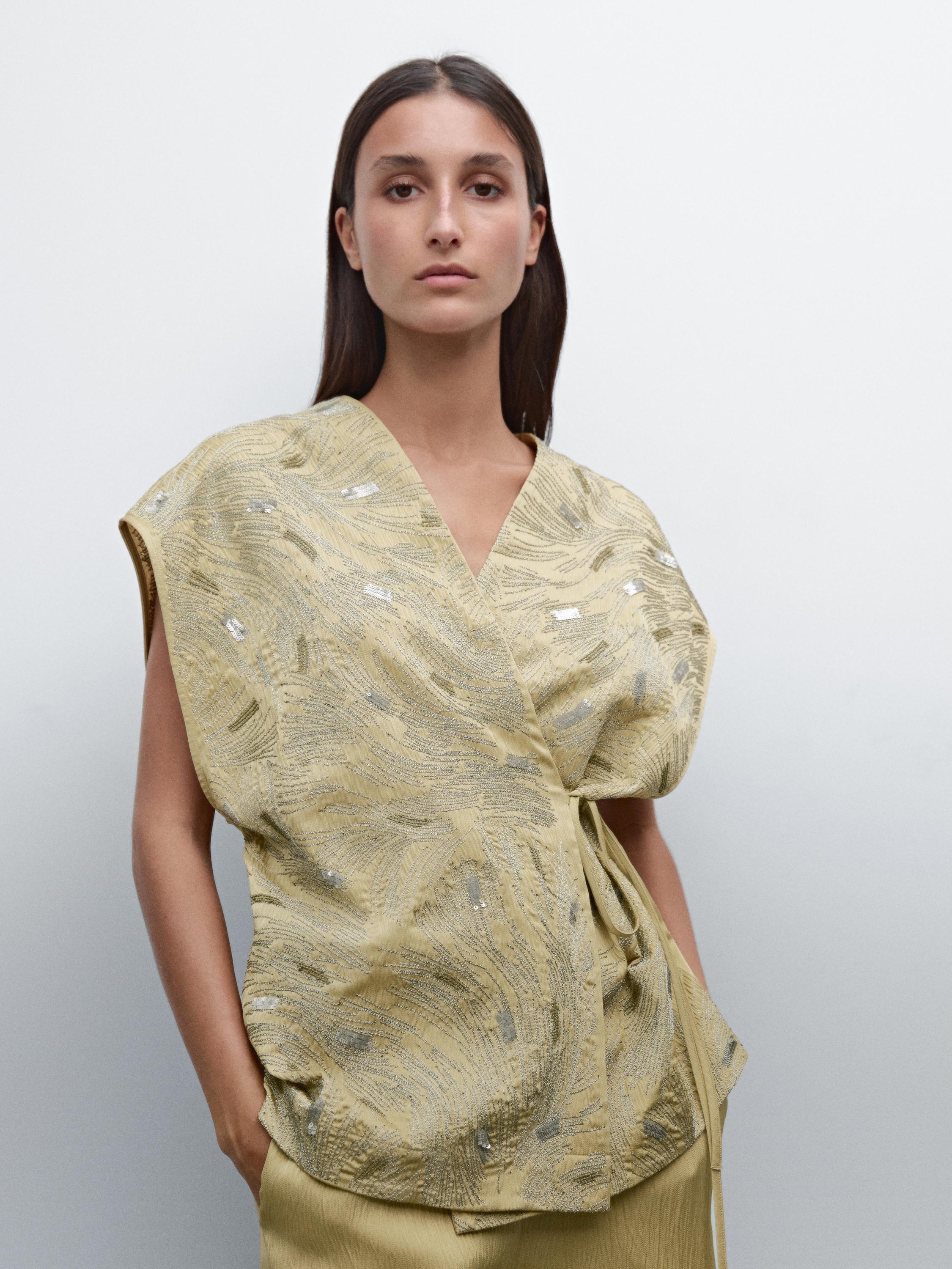 Short sleeveless kimono with embroidered detail