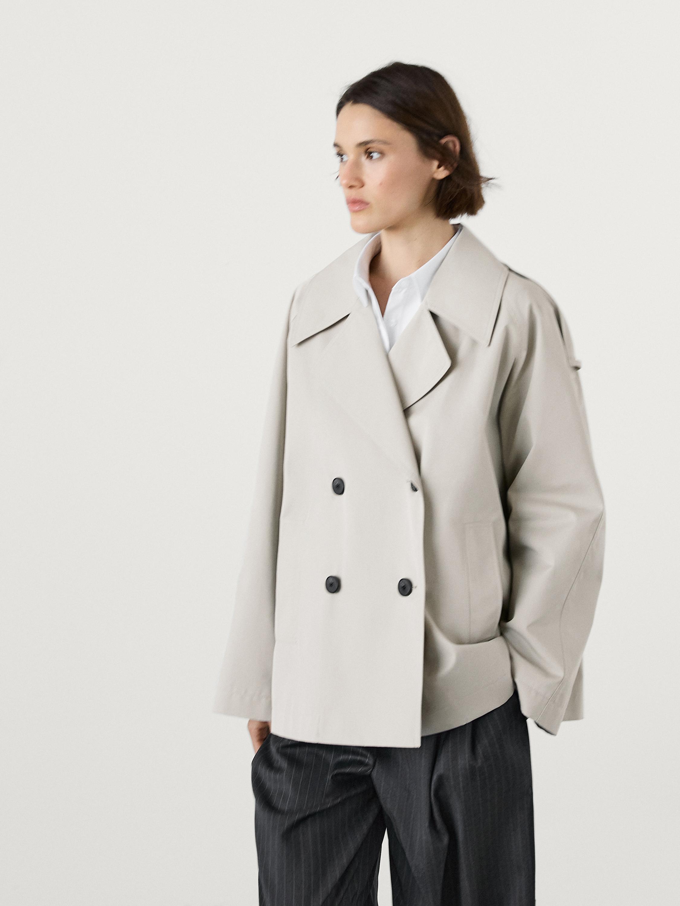 Gabardina corta pliegue espalda