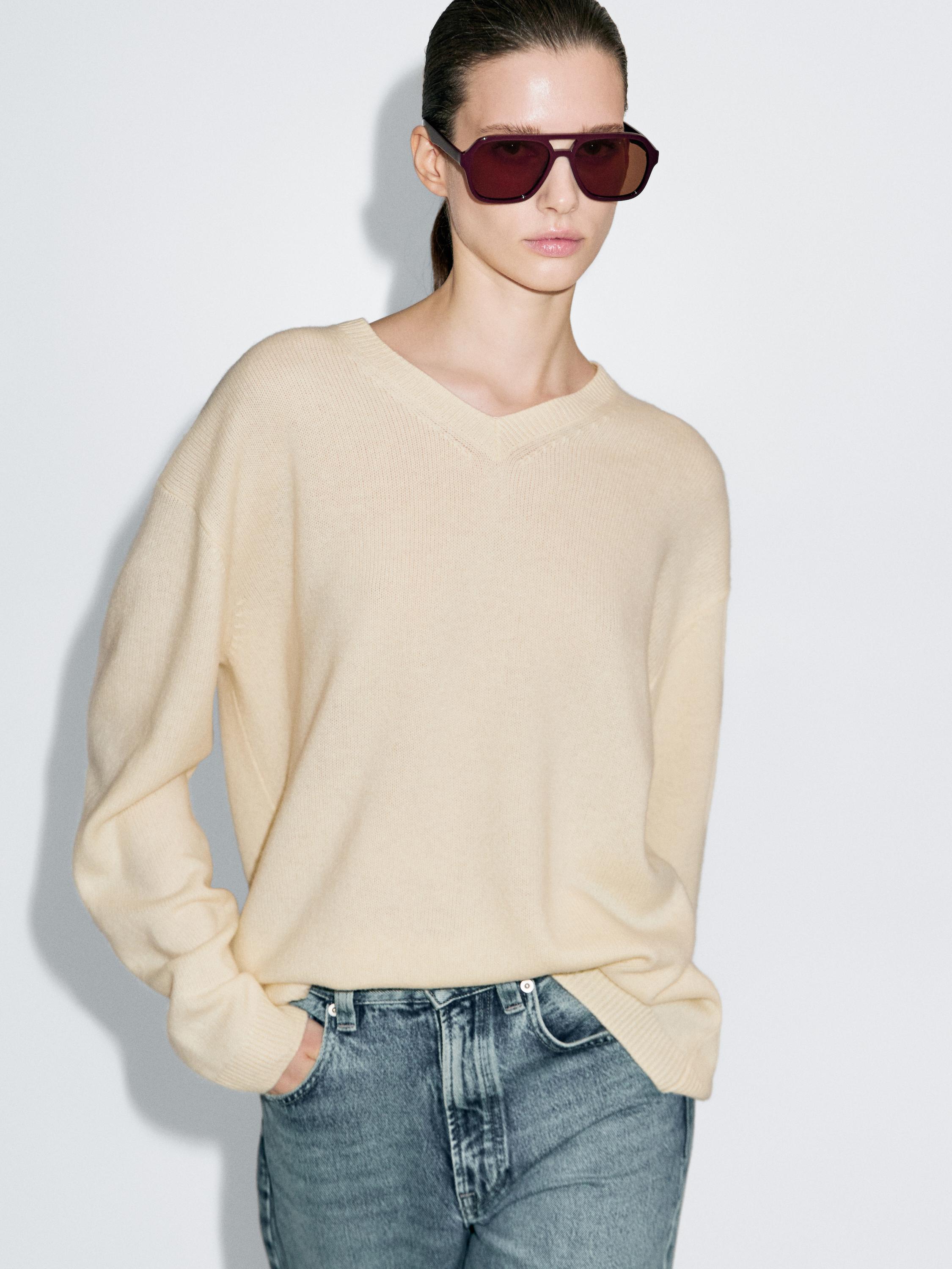 Oversize V-neck knit sweater