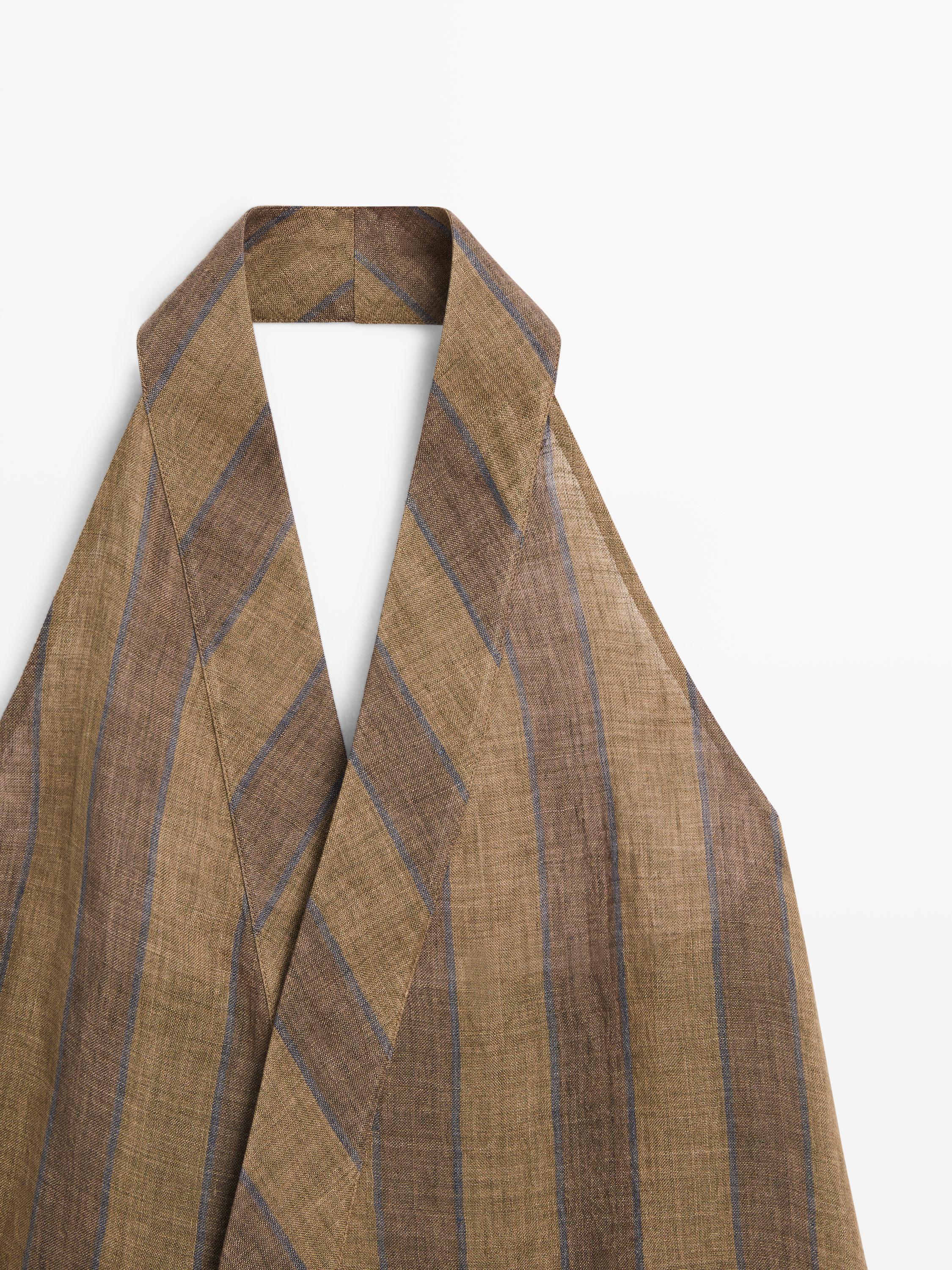 Mavi çapraz çizgili haki blazer yaka detayı.