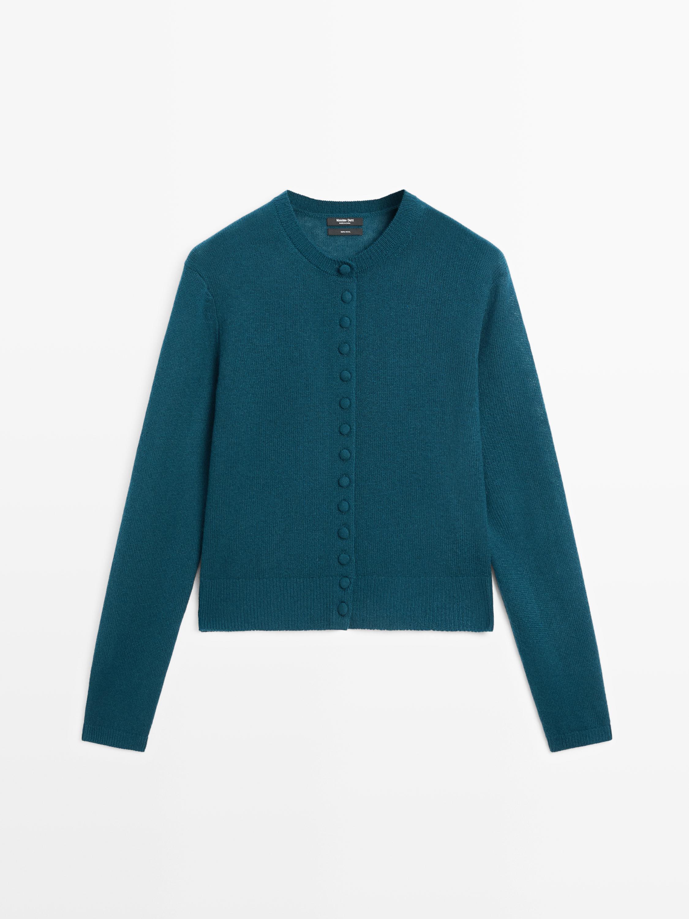 Vista frontal de cardigán azul con botones forrados y cuello redondo. Mangas largas y corte recto.