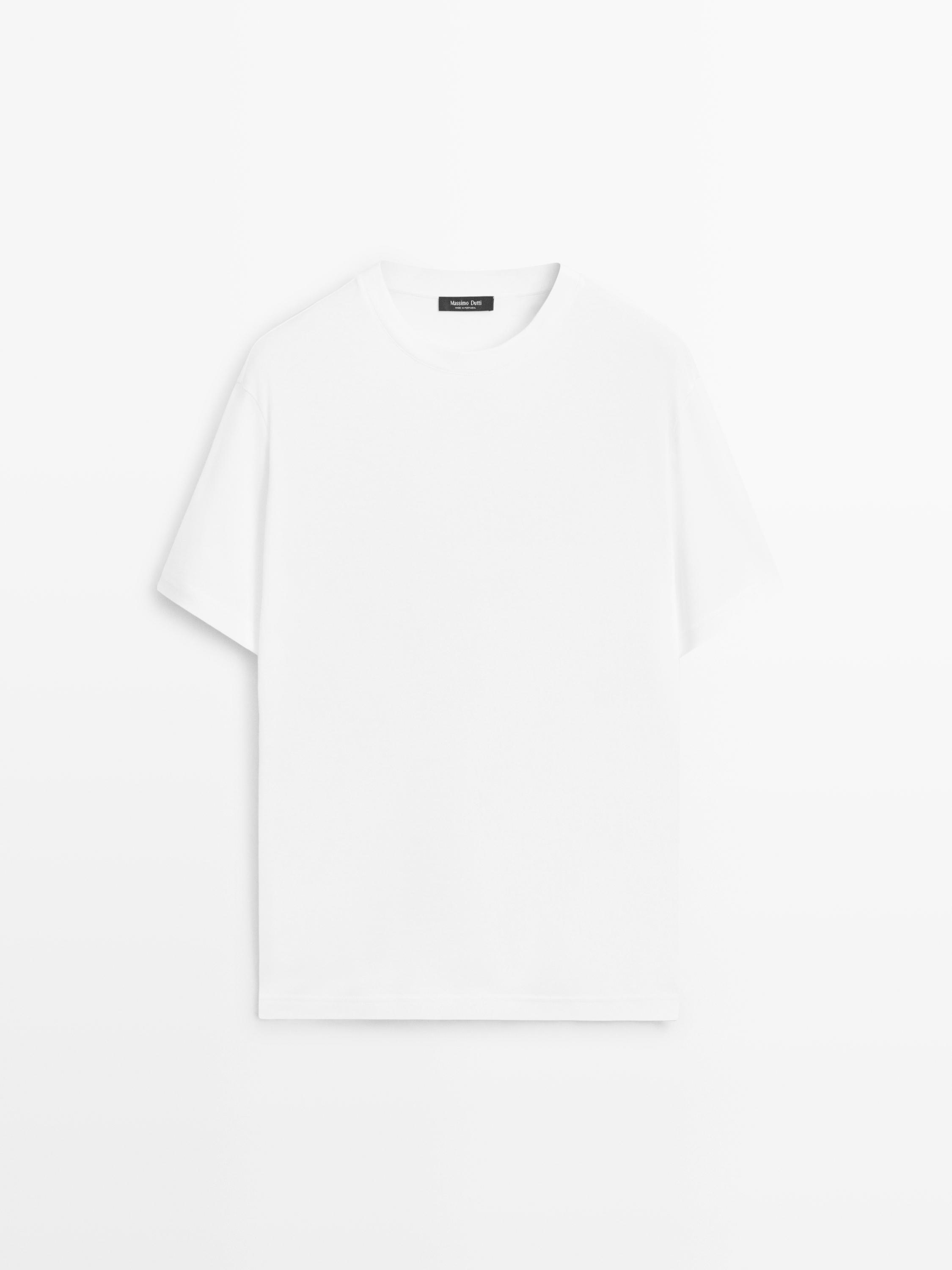 Widok z przodu białego T-shirtu z krótkim rękawem, okrągłym dekoltem i prostym krojem.