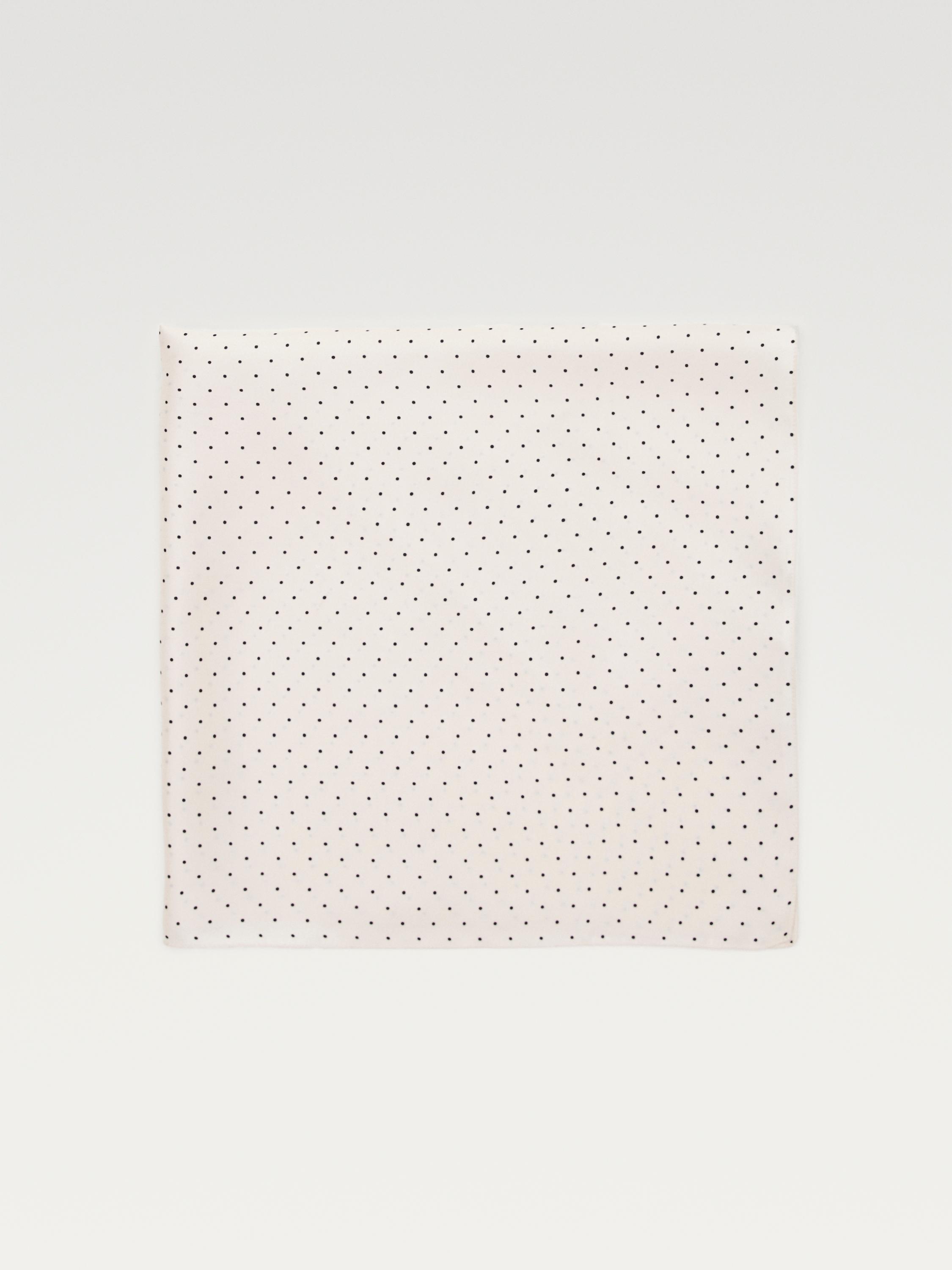 Zapi zuri polka dot estanpatu beltzekin, 60 x 60 cm-ko neurriekin, aurreko ikuspegia.