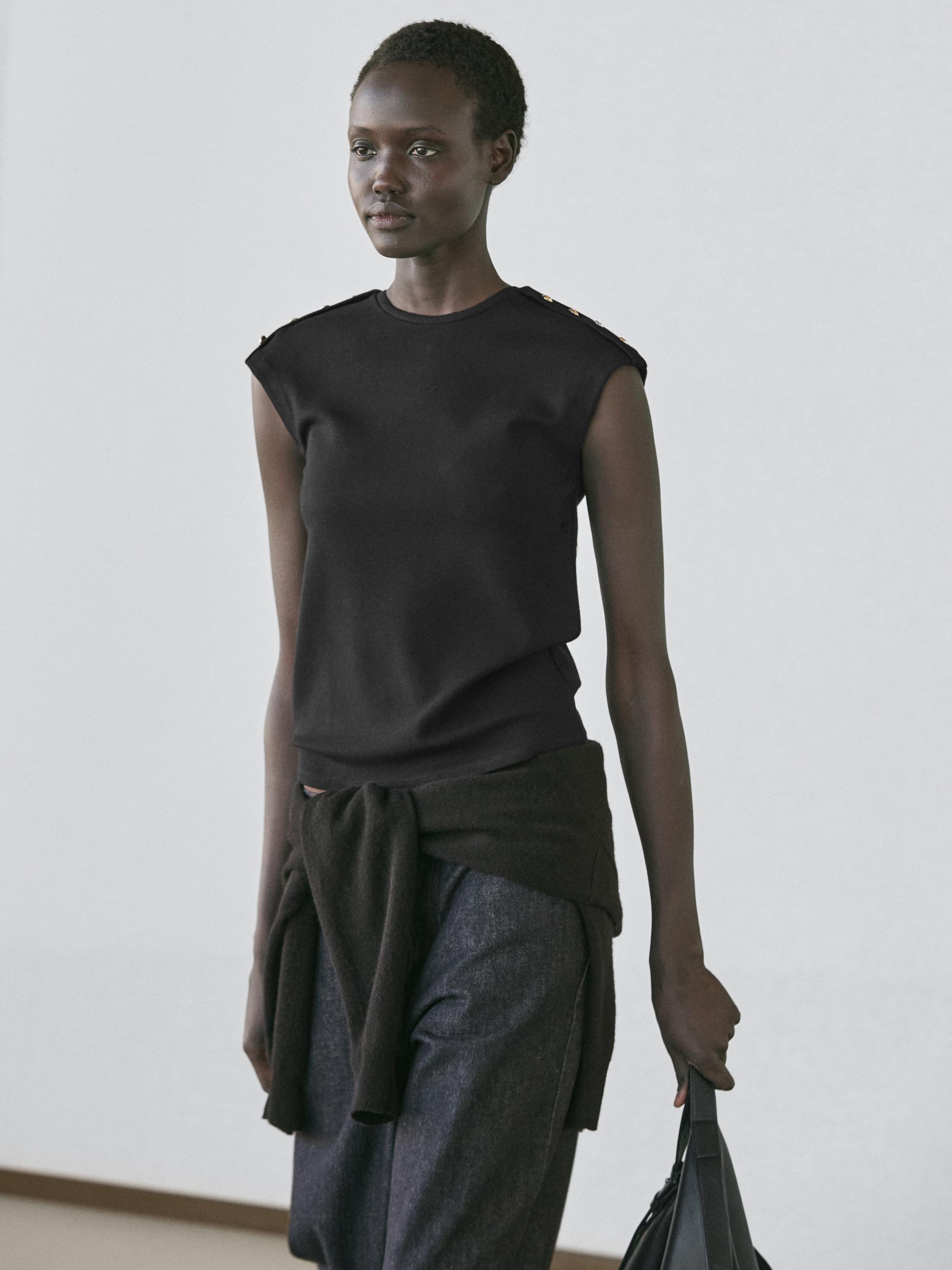 Drop sleeve T-shirt with button details