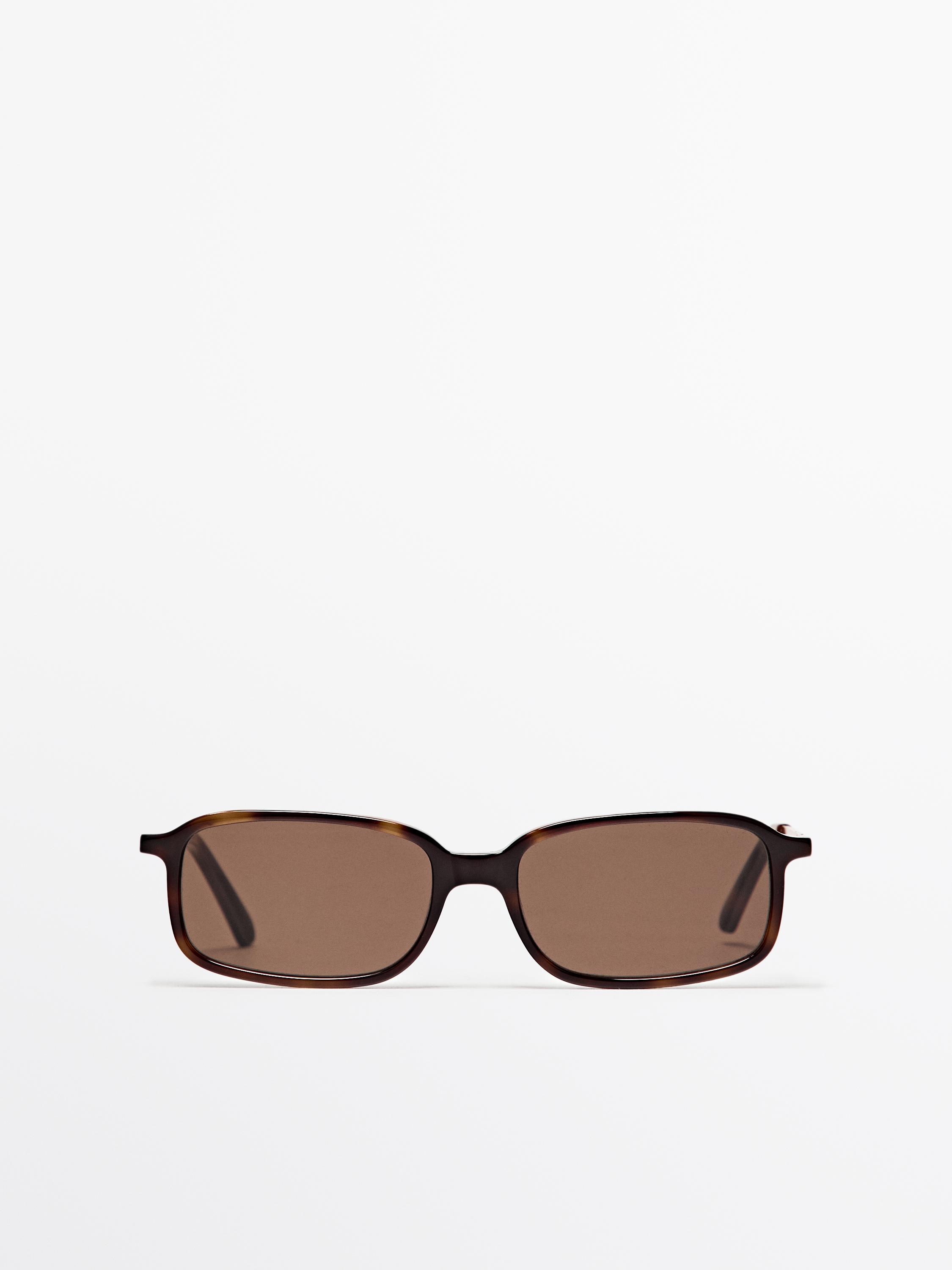 Eguzkitako betaurreko marroi, muntaia angeluzuzeneko eta kristal ilunekoen aurreko ikuspegia. Kristalaren zabalera: 49 mm, zubia: 16 mm, hagaxka: 140 mm.