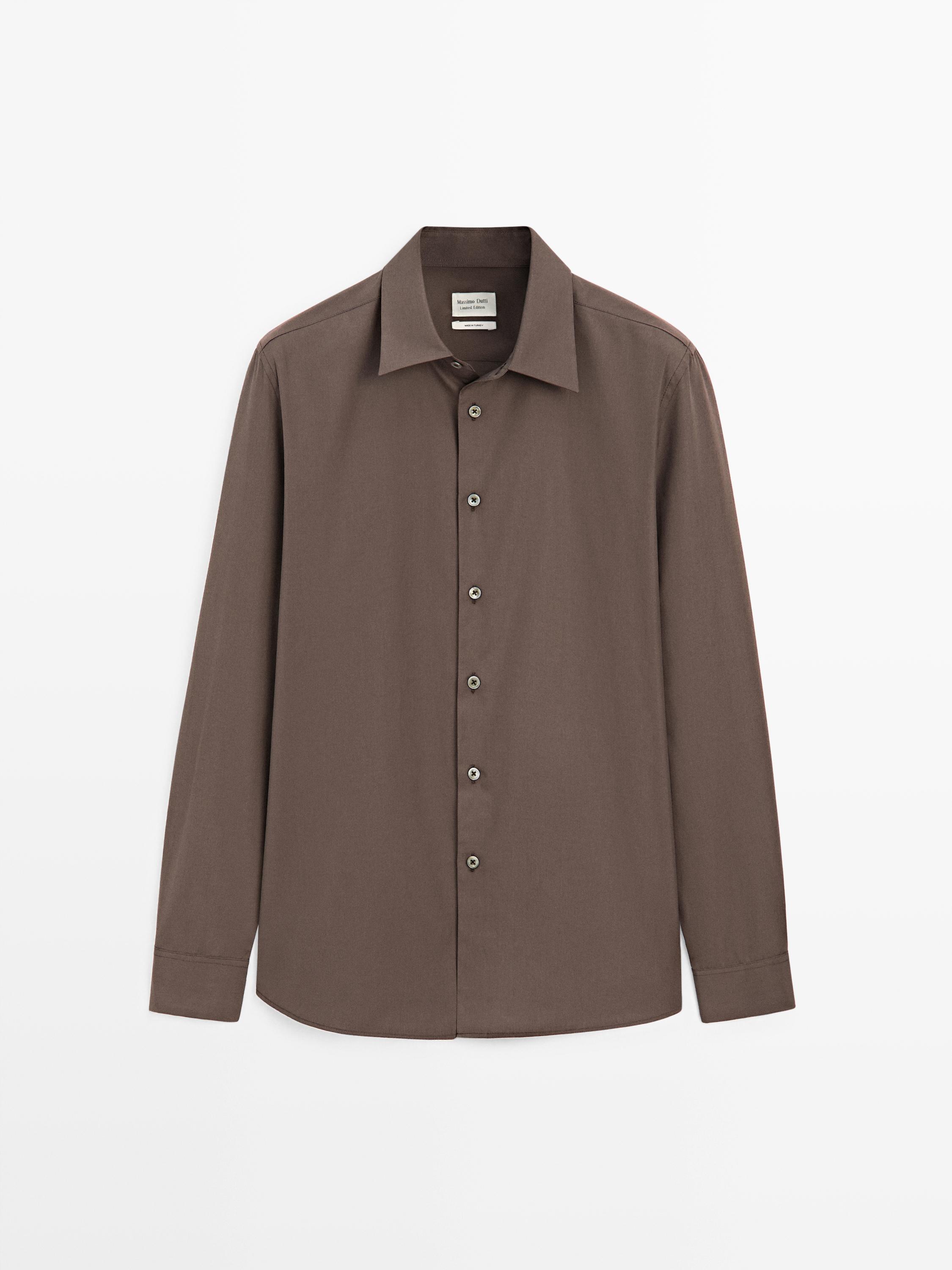 중앙 버튼 여밈과 클래식 칼라가 있는 릴랙스 핏 초콜릿 셔츠의 전면 모습.