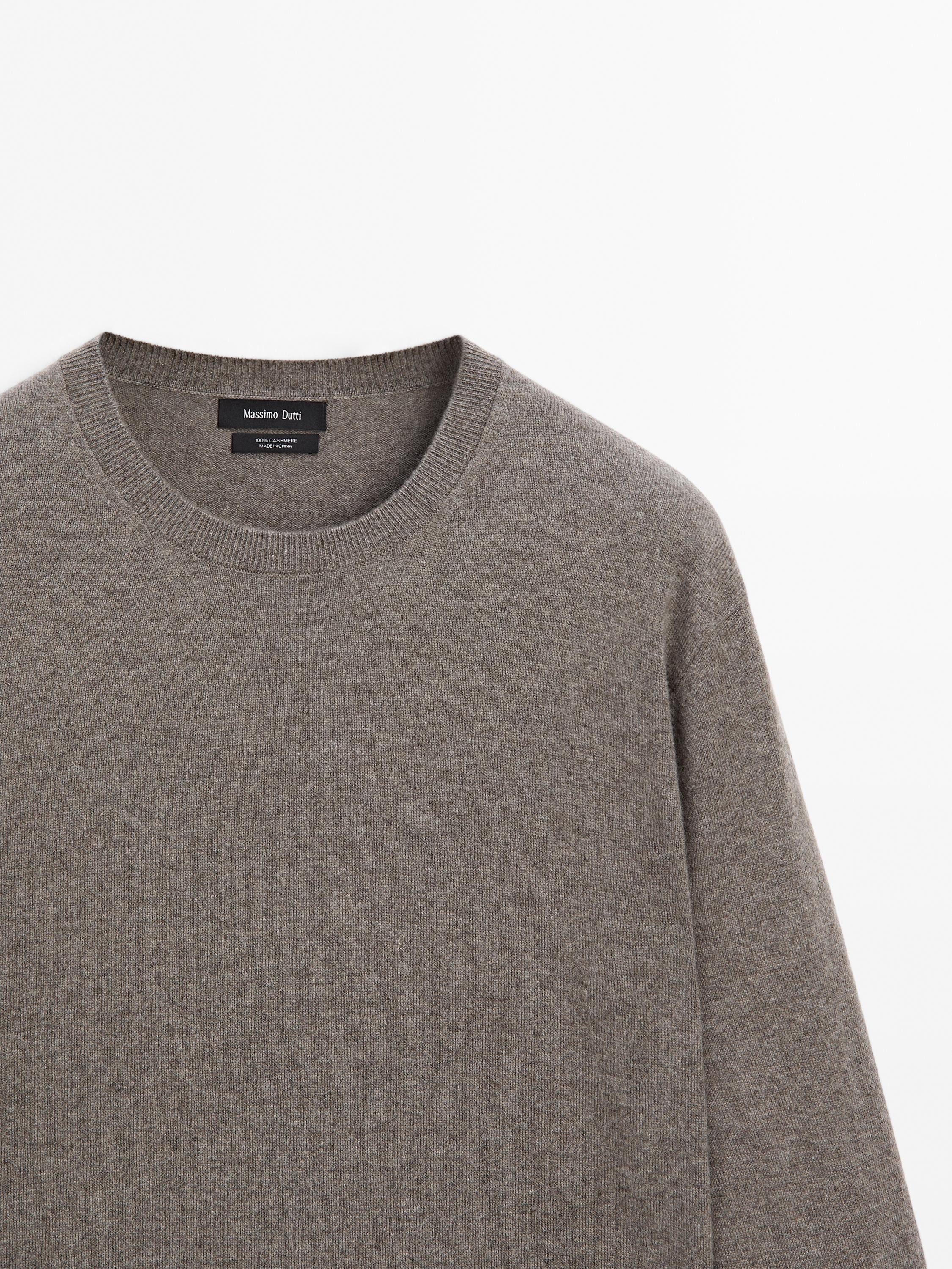 Cashmere knit sweater with a crew neck