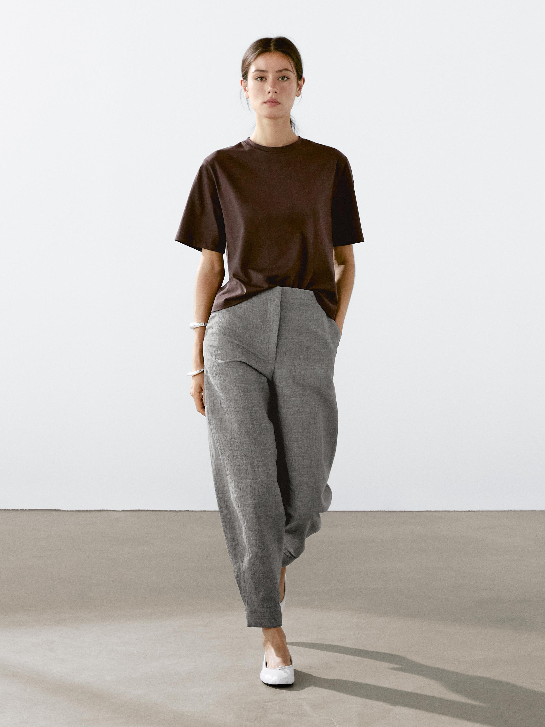 Marškinėliai su trumpomis rankovėmis ir dekoratyvinėmis siūlėmis