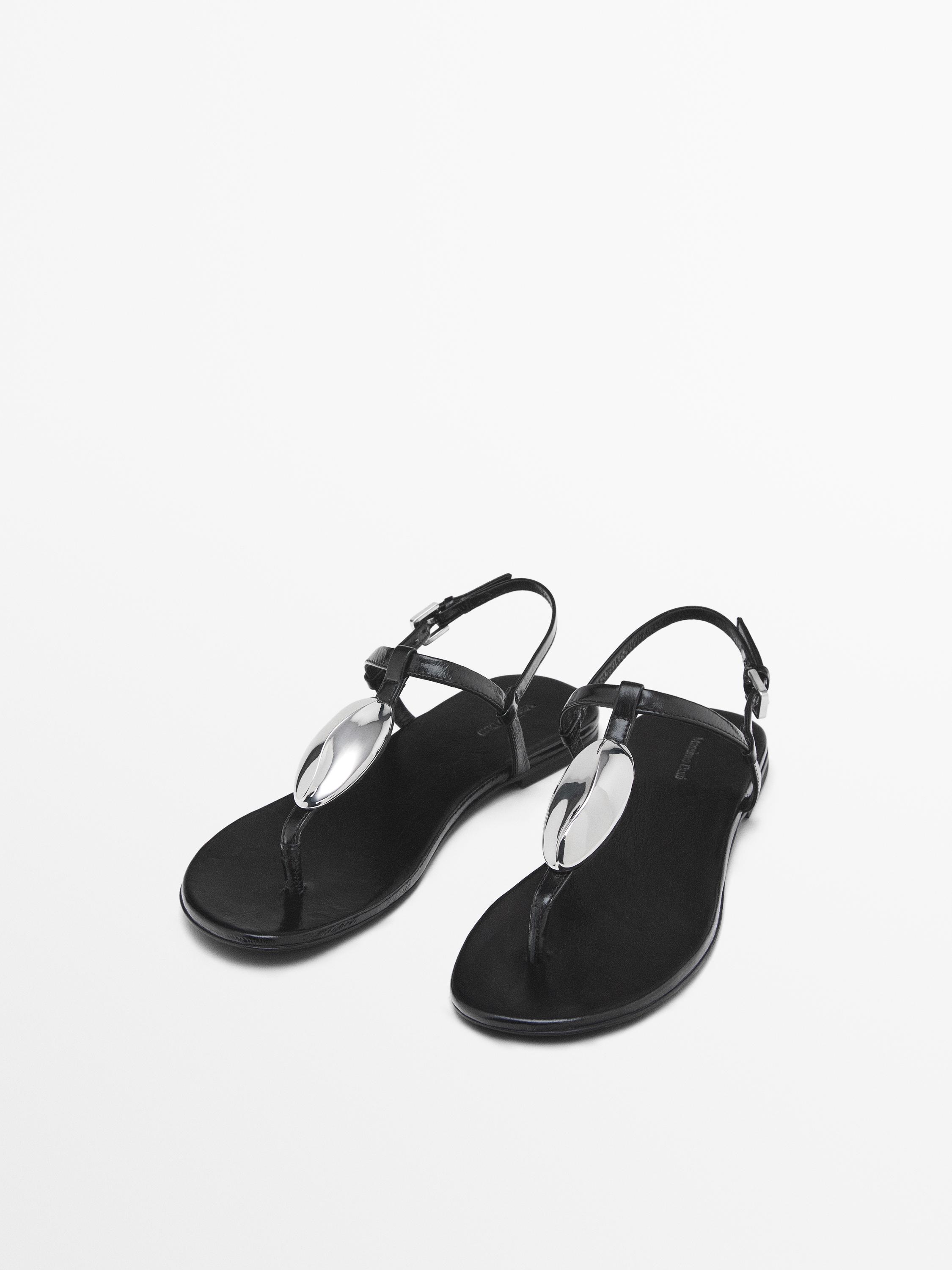 Ledersandalen mit Steinapplikationen