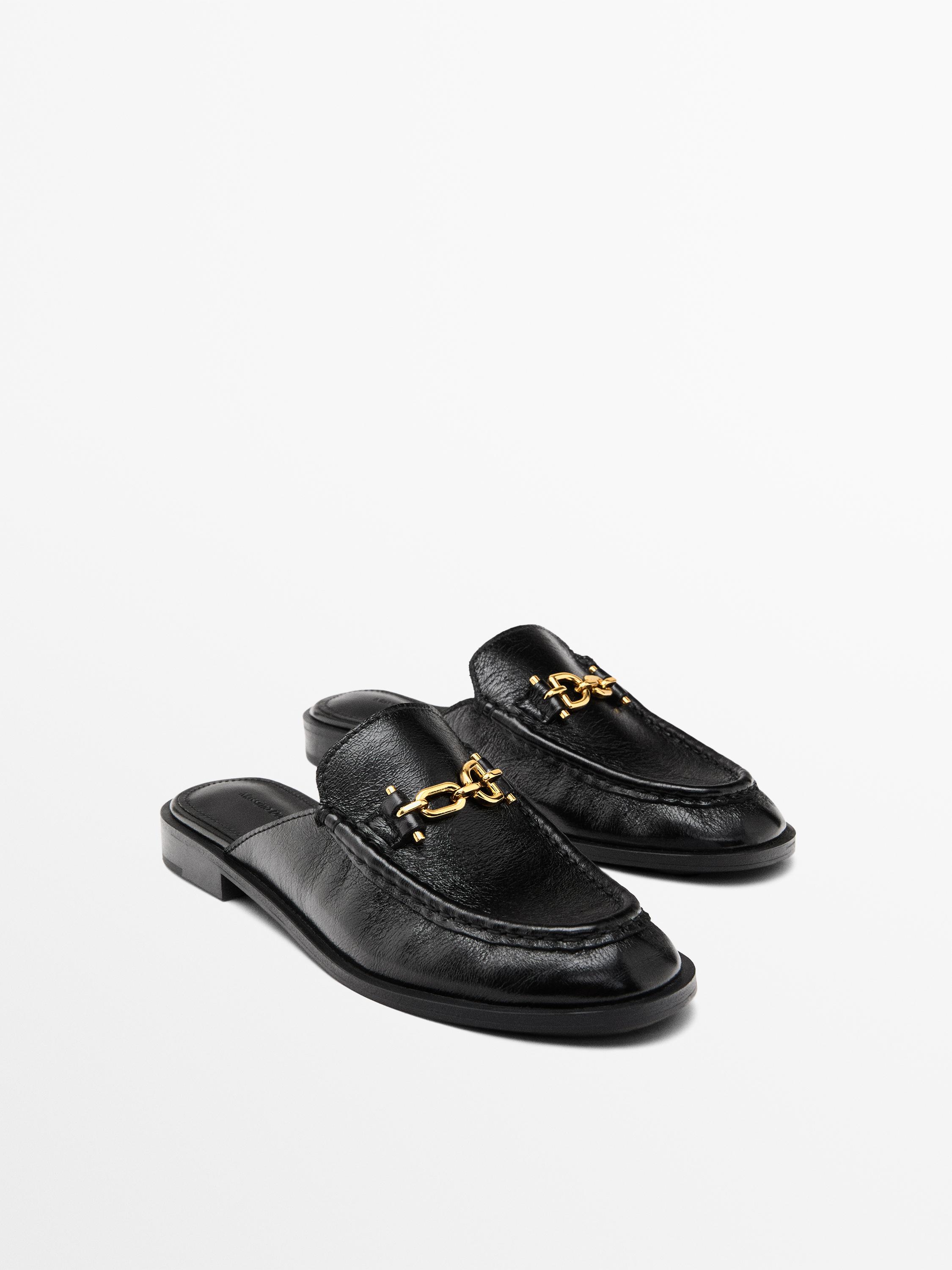 حذاء بكعبية مفتوحة بتفصيل معدني