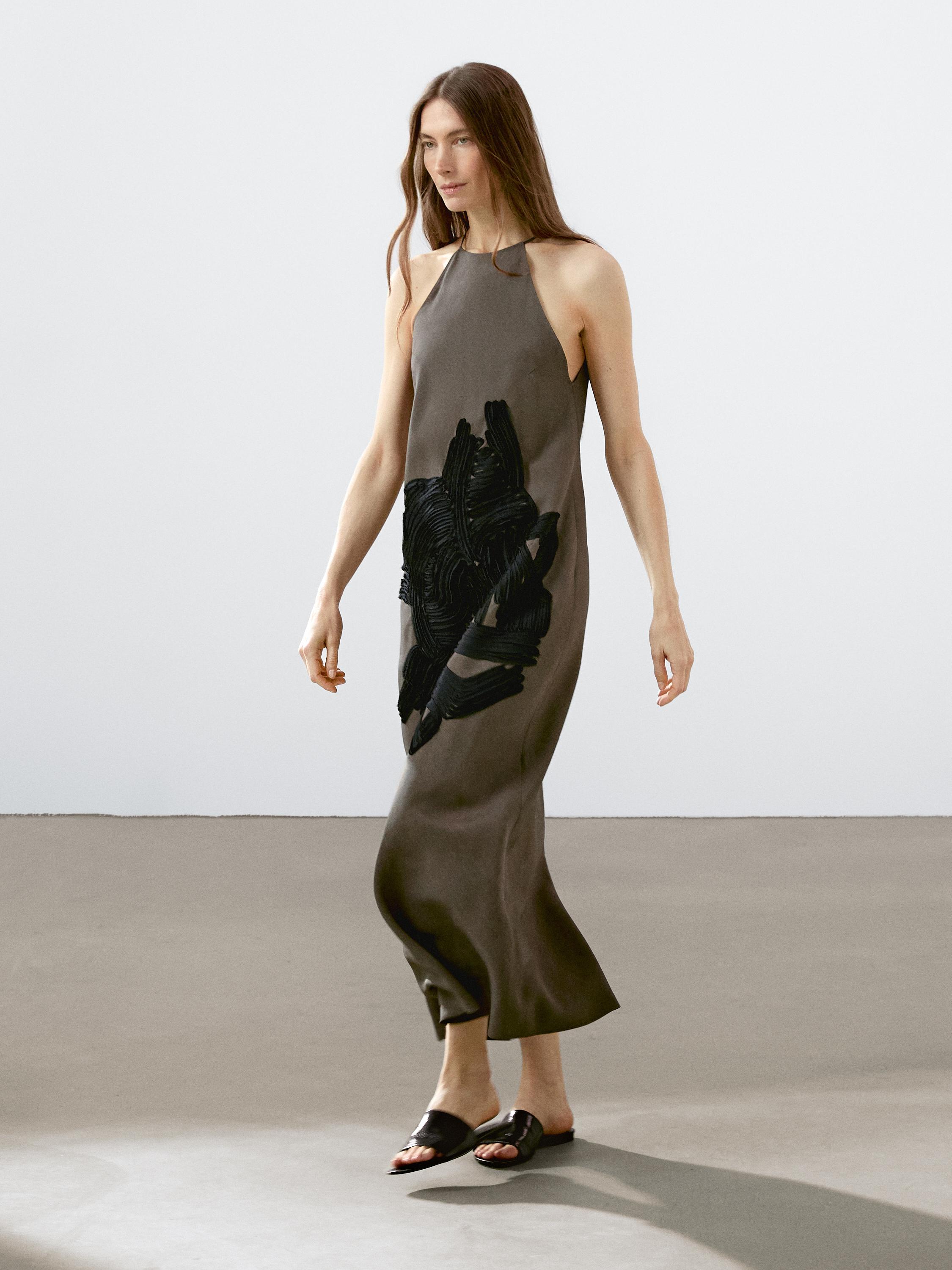 فستان طويل بأشرطة متباينة