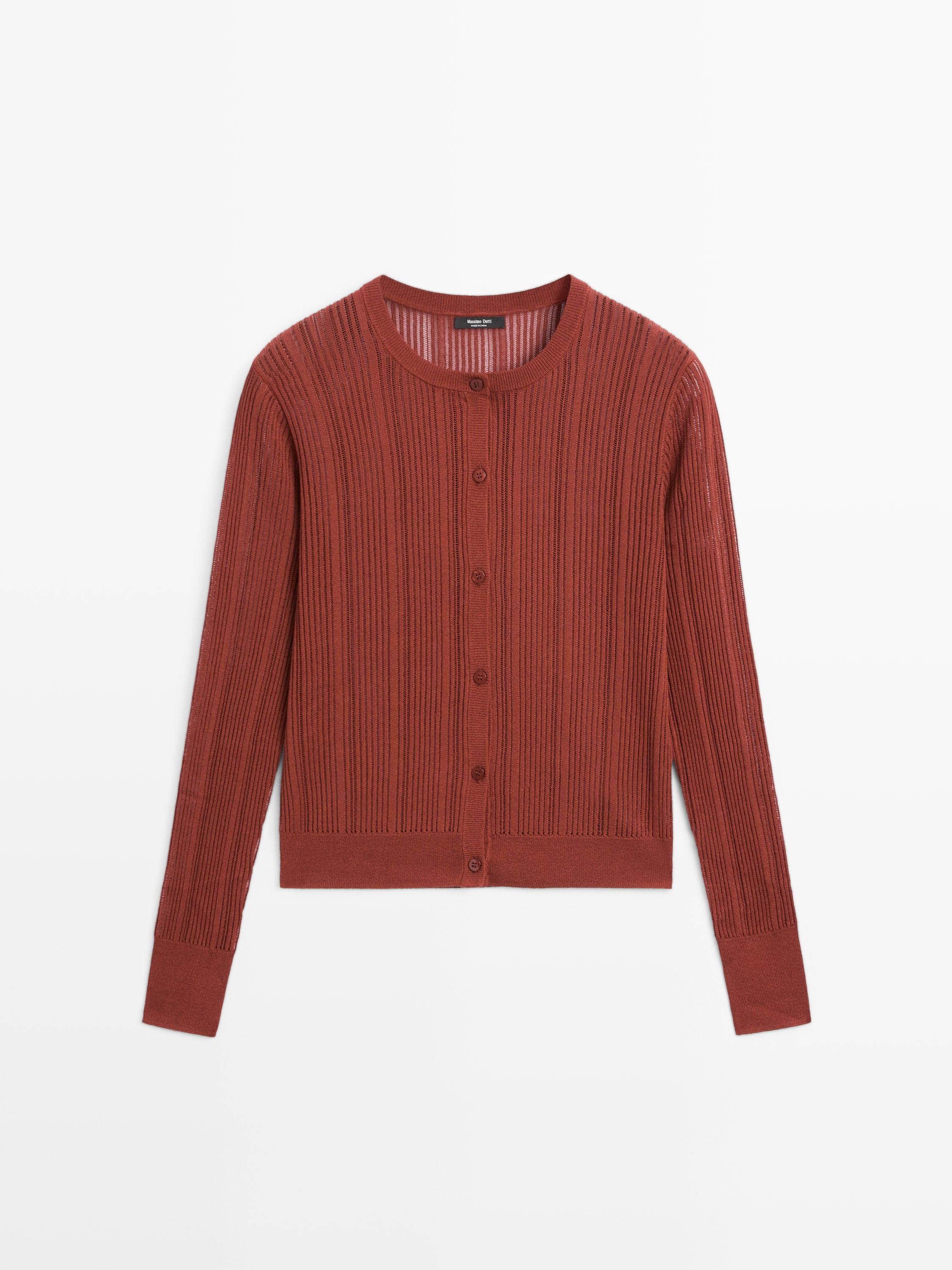 긴팔과 중앙 버튼 플래킷이 있는 빨간색 오픈워크 니트 가디건의 정면도.