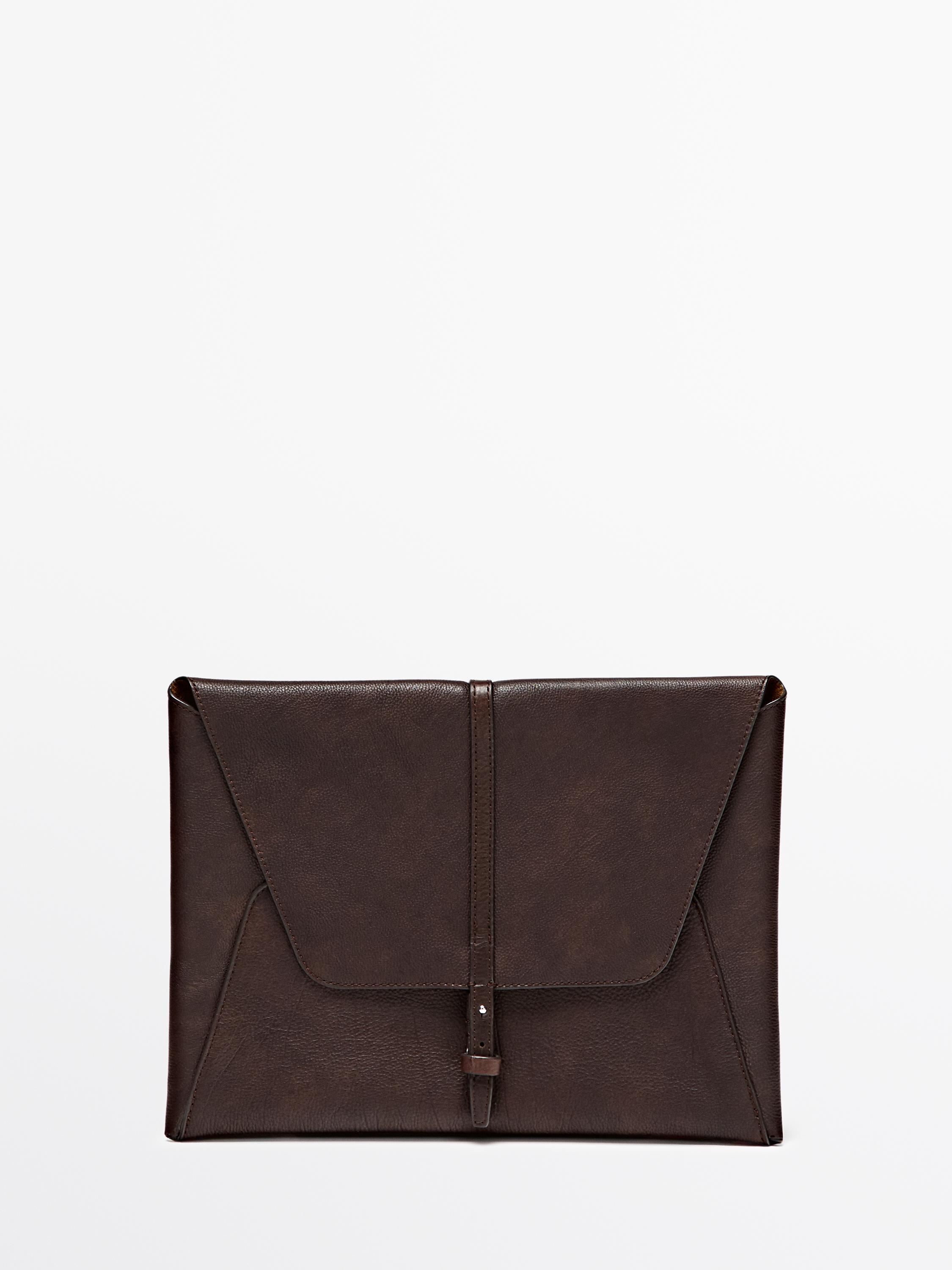 Vista frontal de funda para iPad marrón con cierre de correa y hebilla.