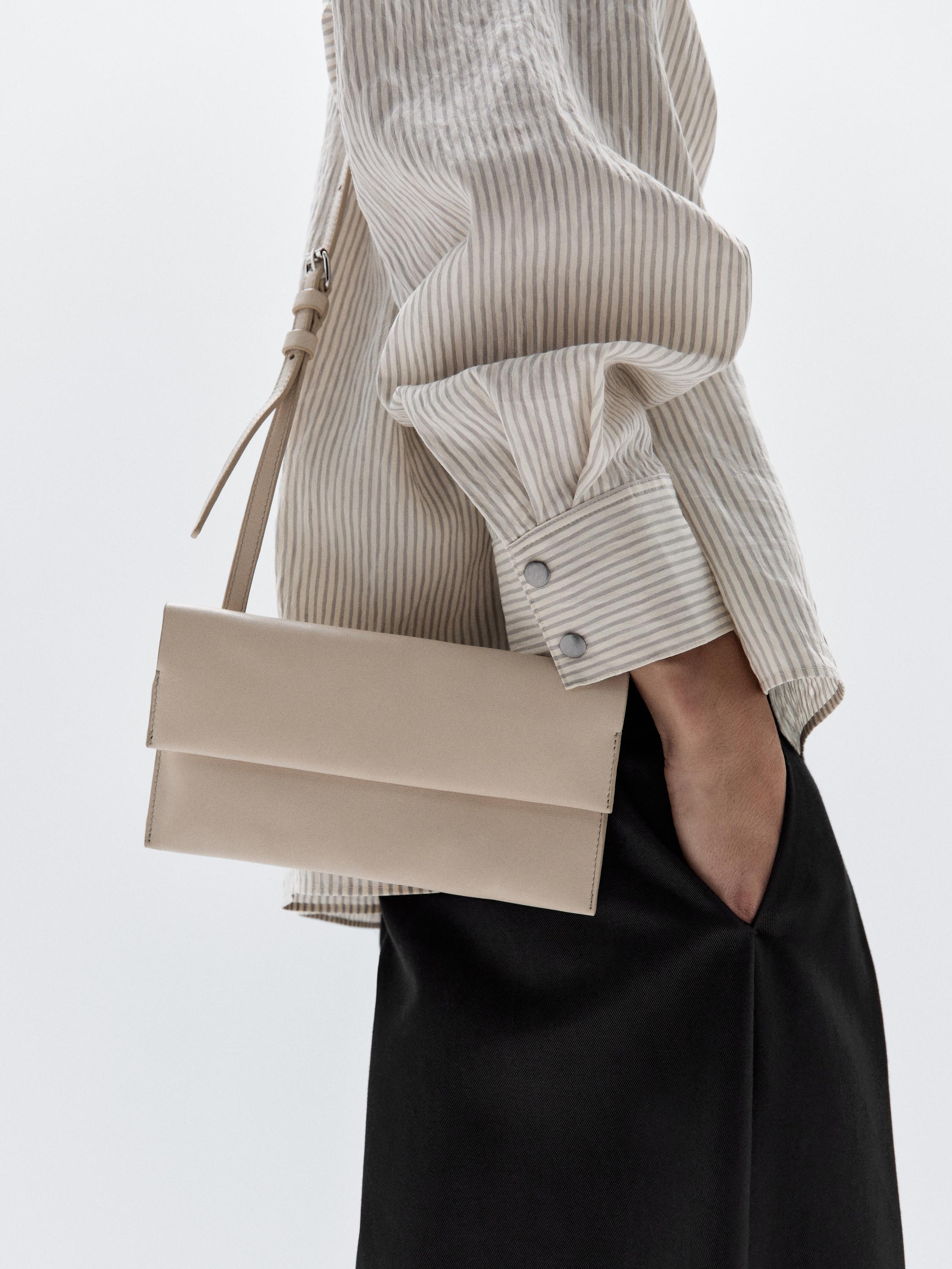 Mala pequena de tipo tiracolo em pele napa