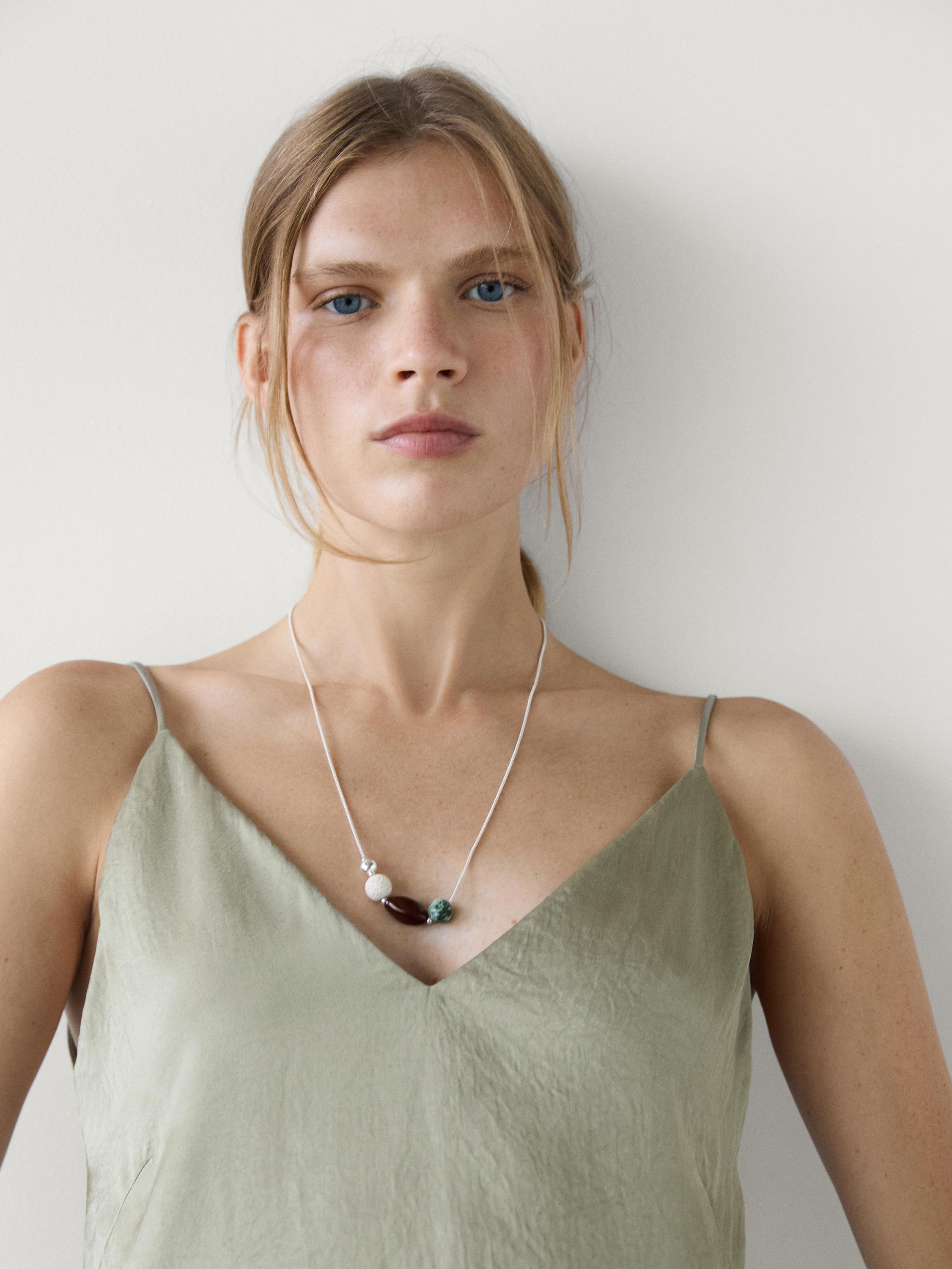 توب ساتان بفتحة عنق على شكل V من مجموعة من قطعتين