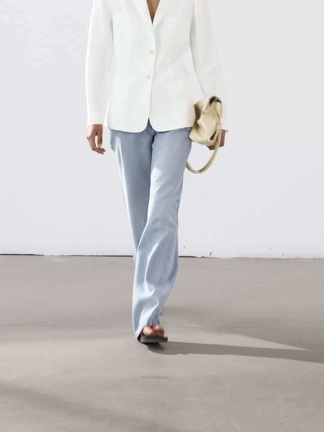 100% linen blazer with lapel detail