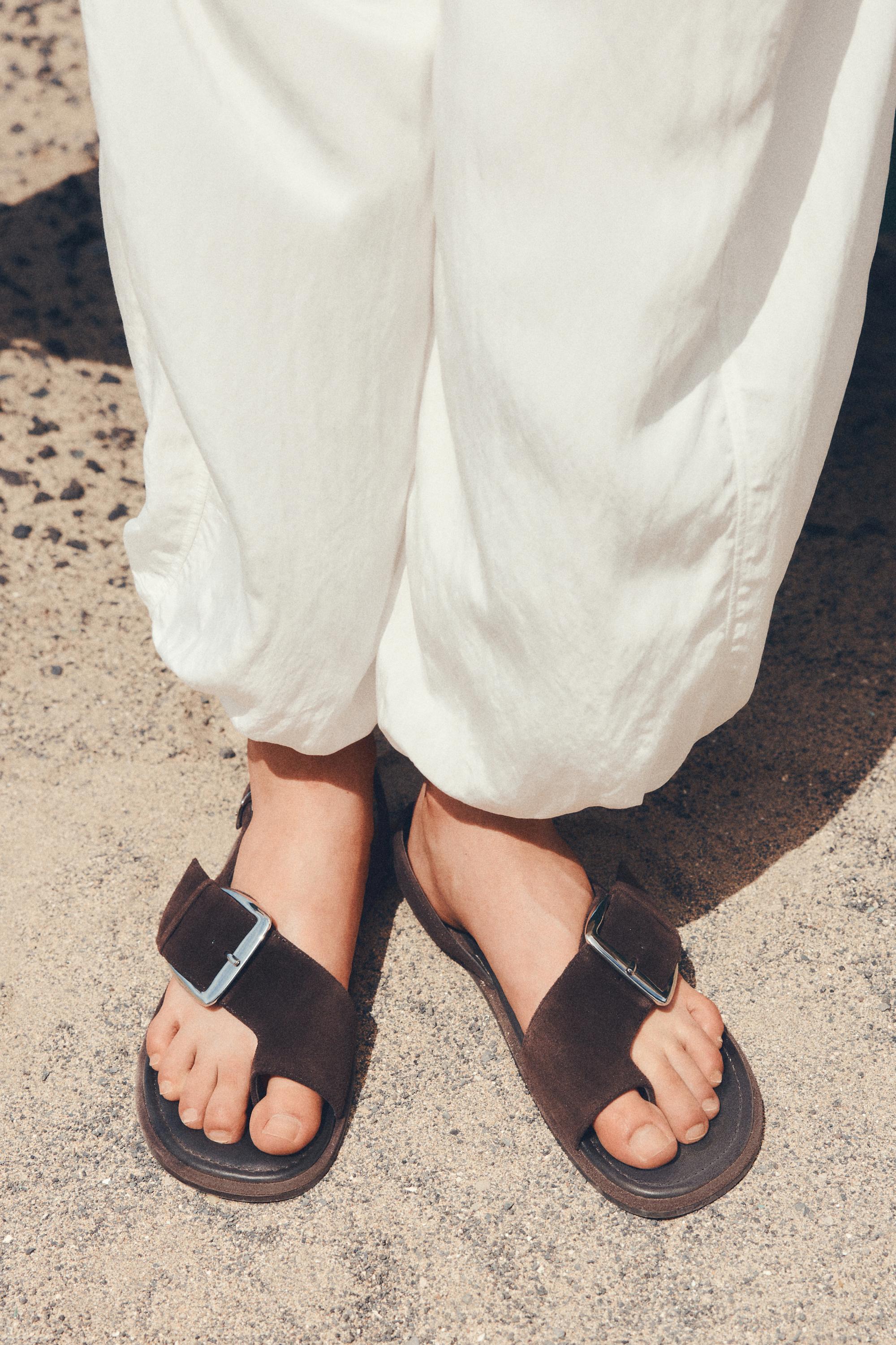 Flat slider sandals with buckle — BROWN