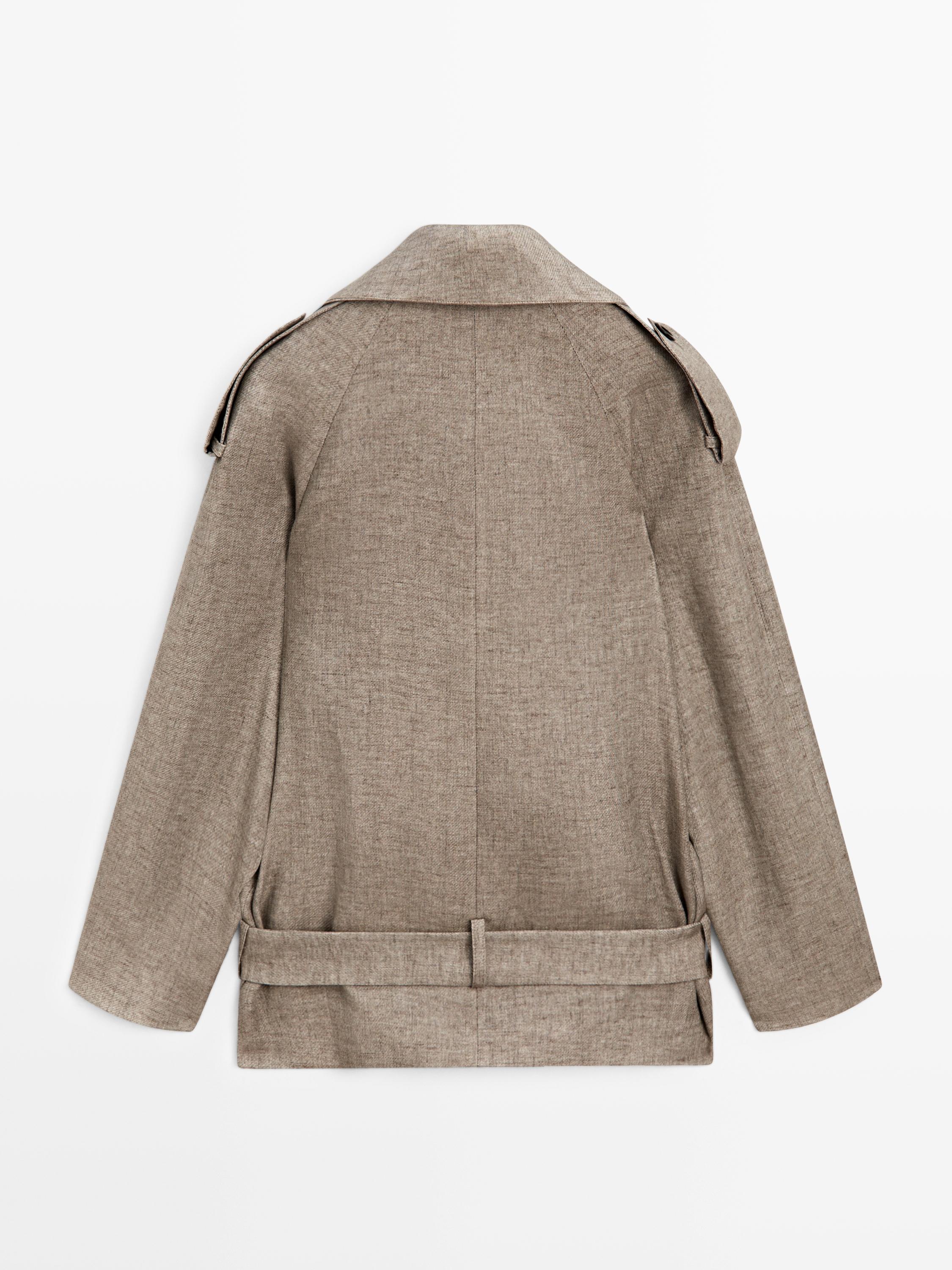 Dik yakalı, vatkalı ve arkası kemerli vizon rengi blazer ceketin arkadan görünümü.