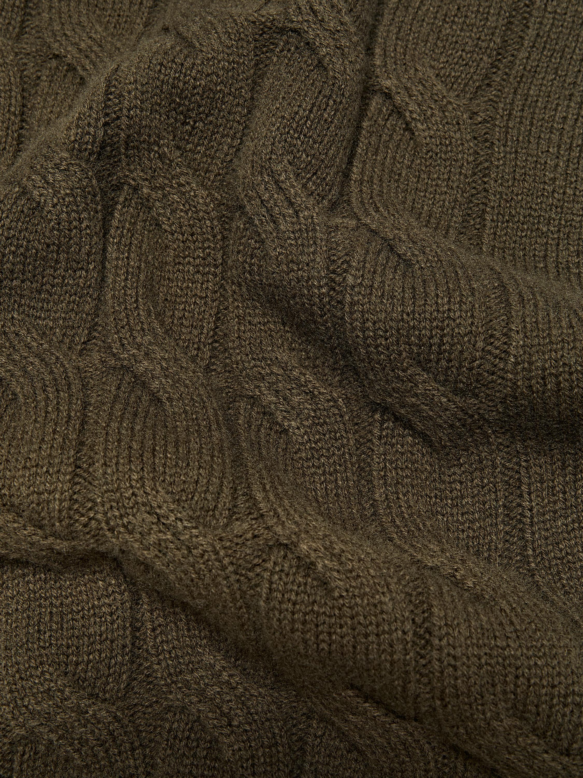 Pletena kapa sa reljefnim prepletom