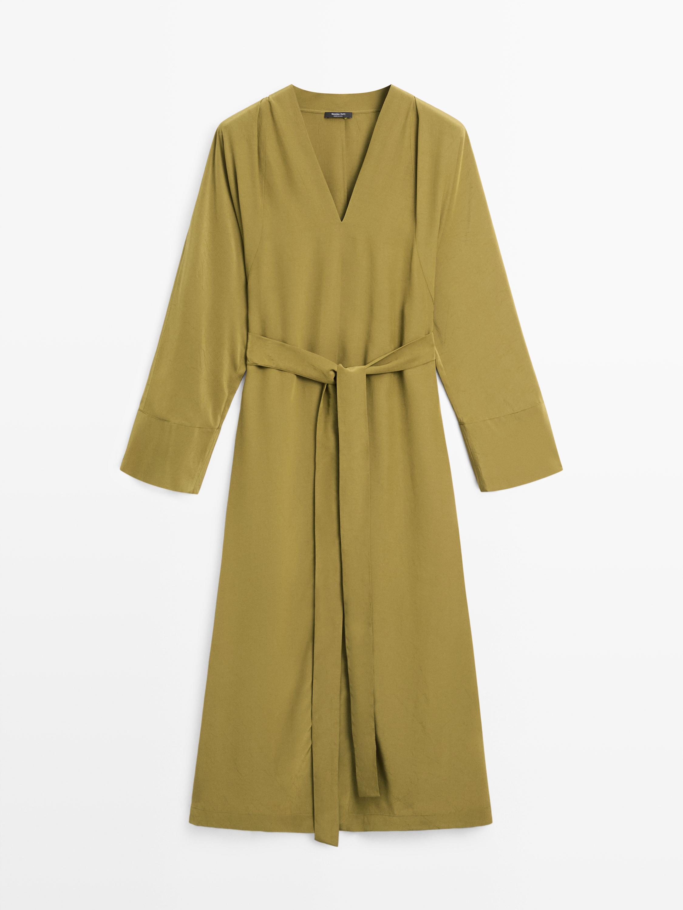 عرض أمامي لفستان أخضر طويل بياقة على شكل حرف V وأكمام طويلة وحزام مطابق.