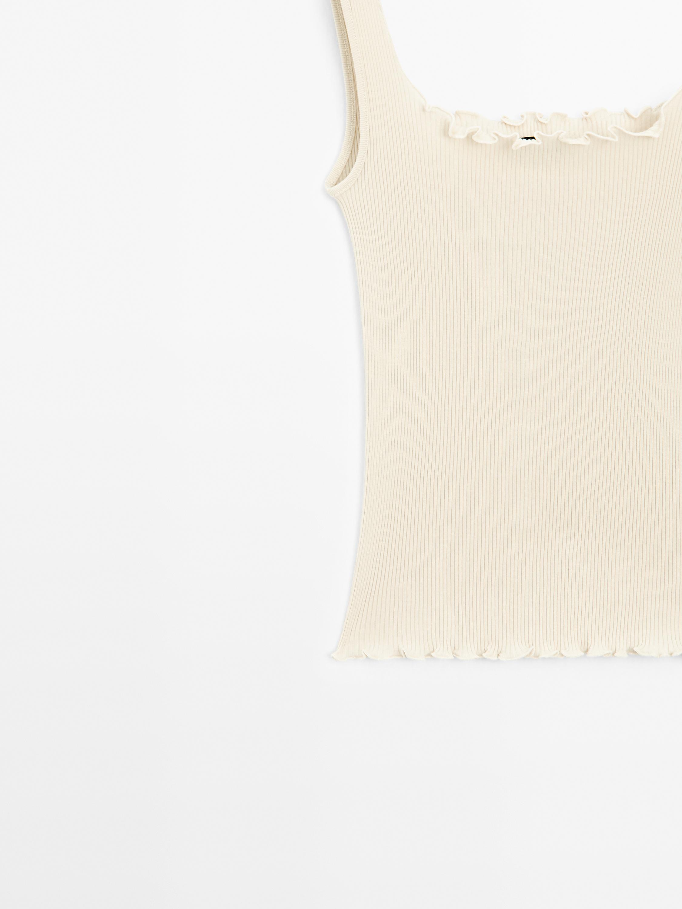 Vrúbkovaný top s volánom zo 100 % bavlny