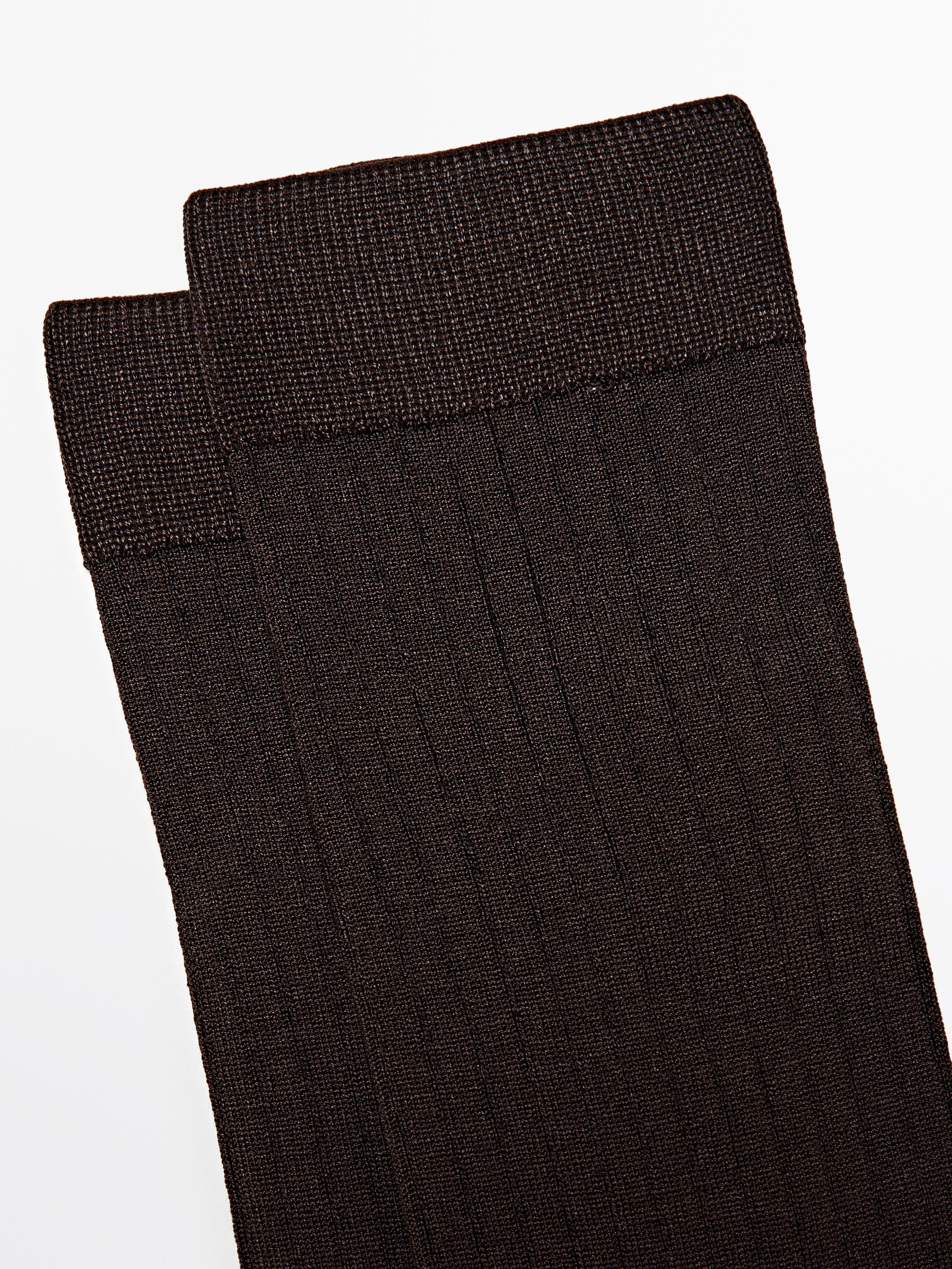 Gerippte Socken aus Seide