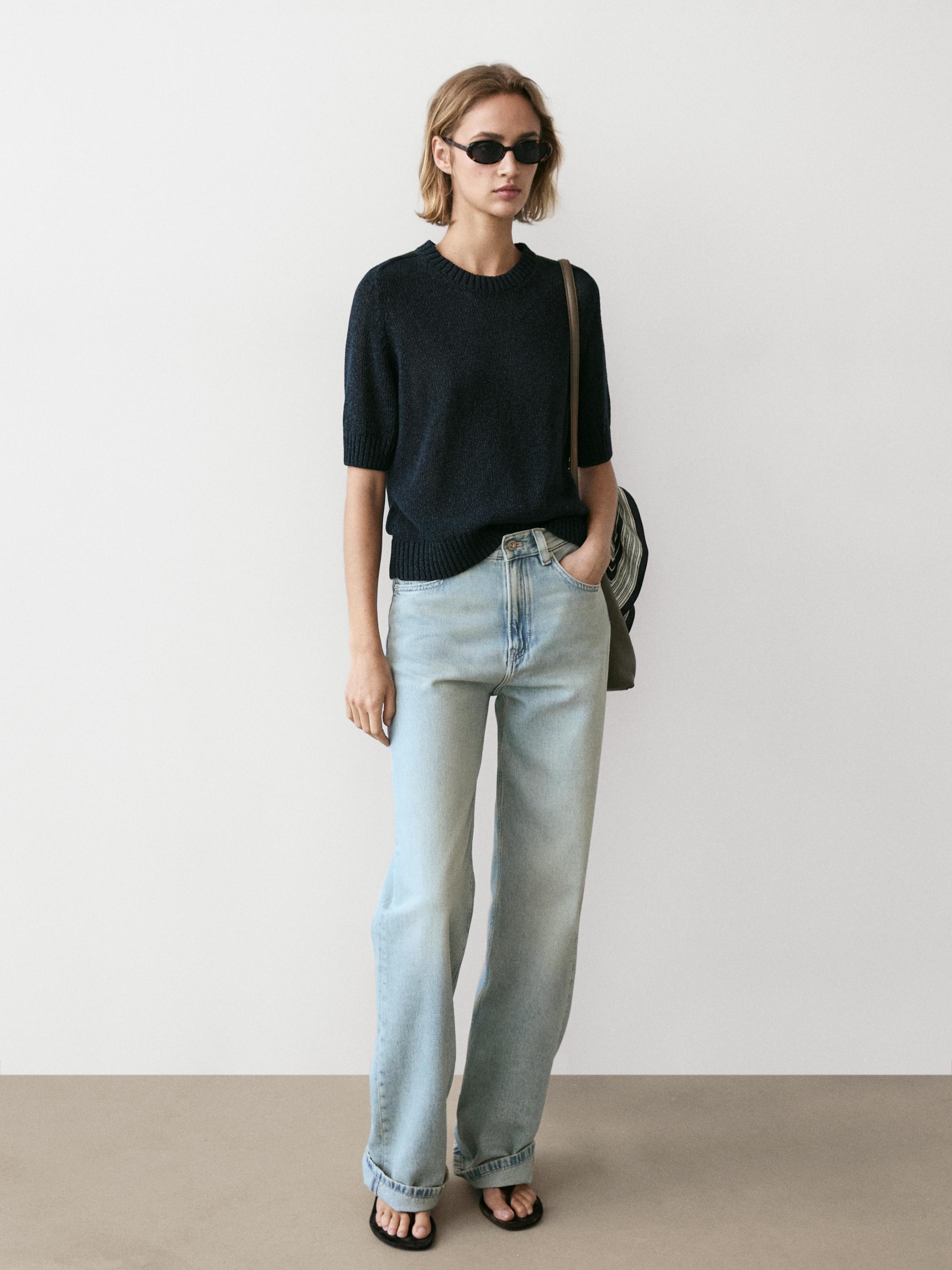 Donkerblauw T-shirt met korte mouwen en lichtblauwe straight fit jeans.