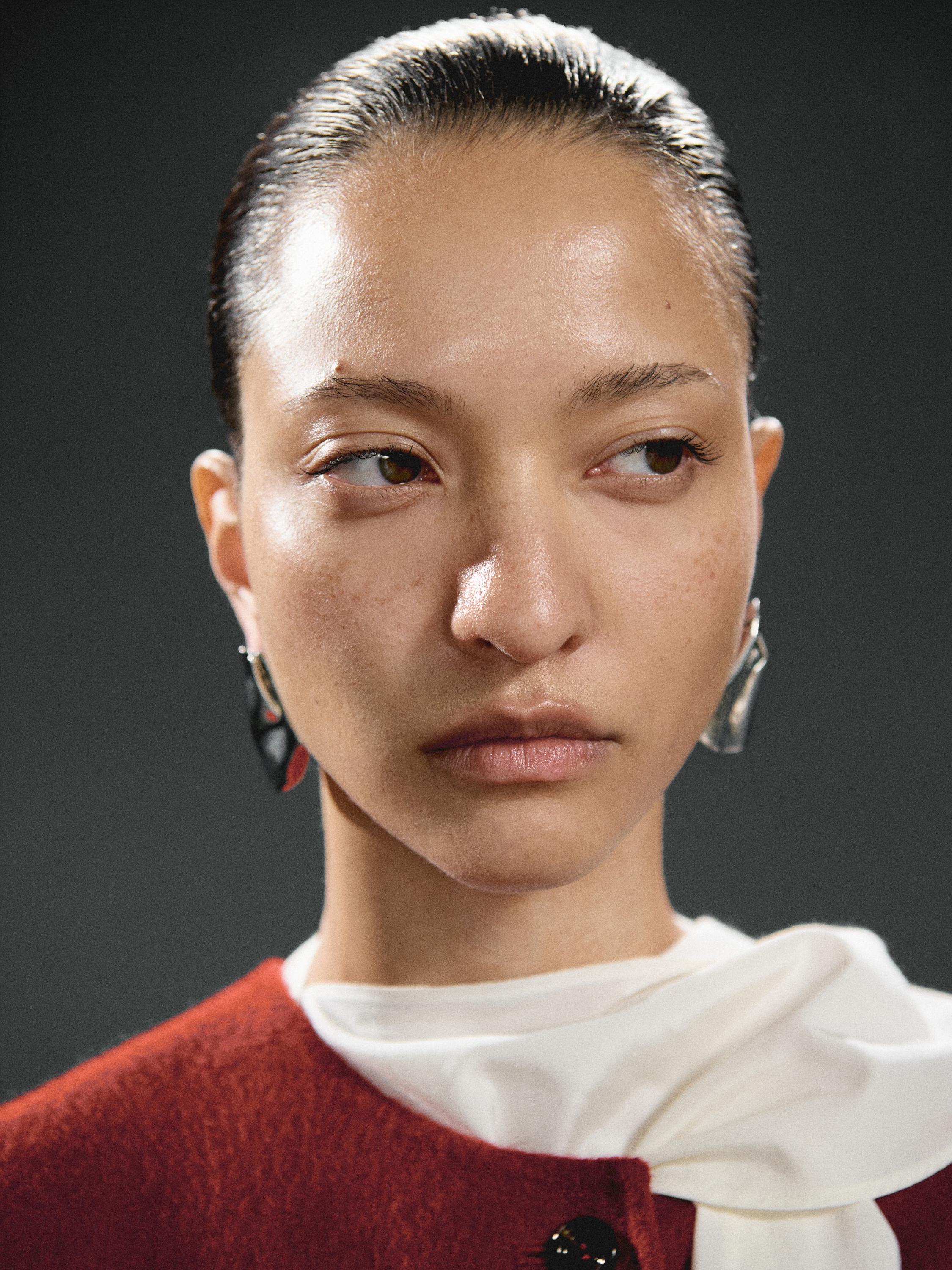 Medium-sized earrings with pleats