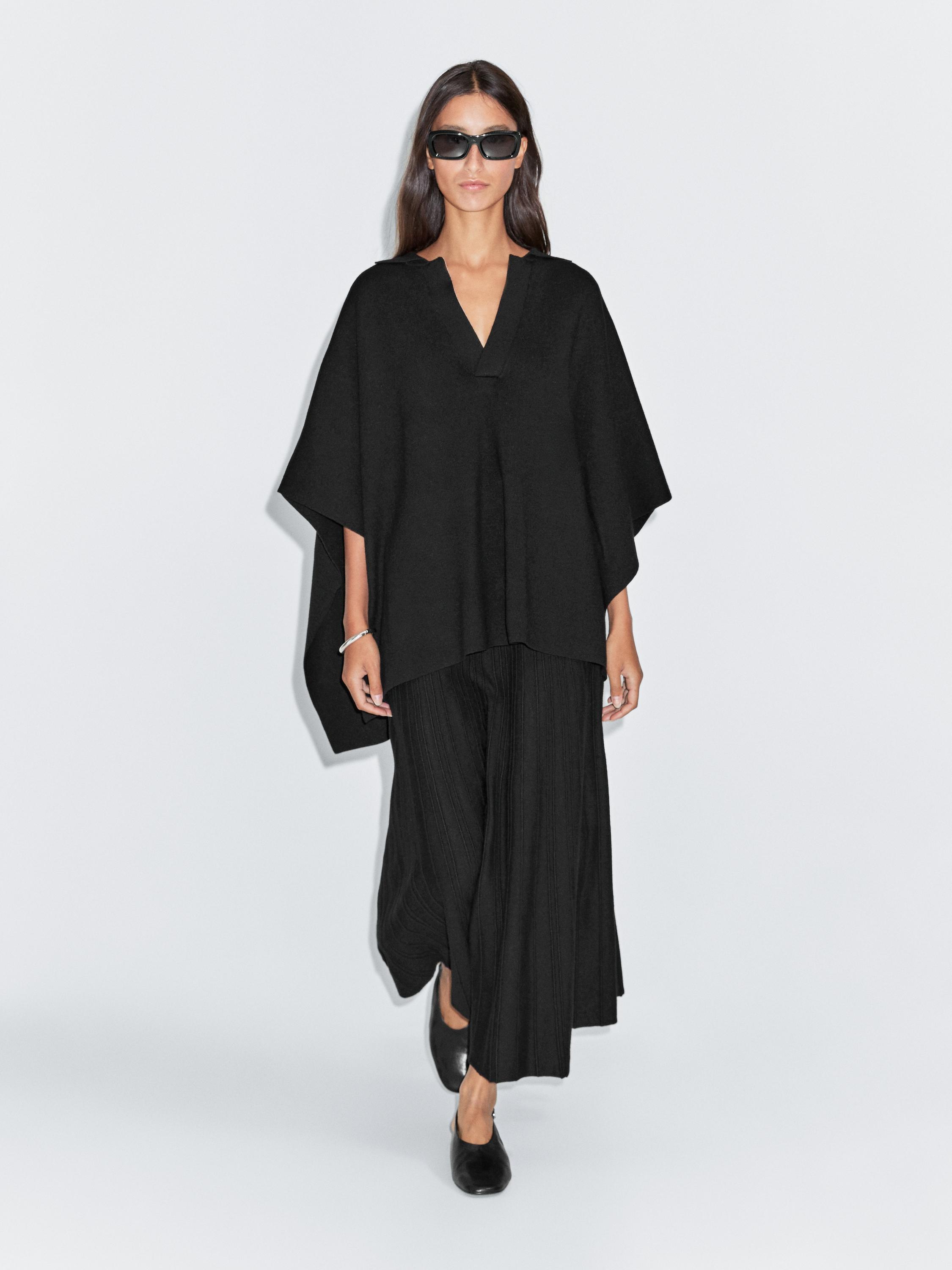 Short knit V-neck cape