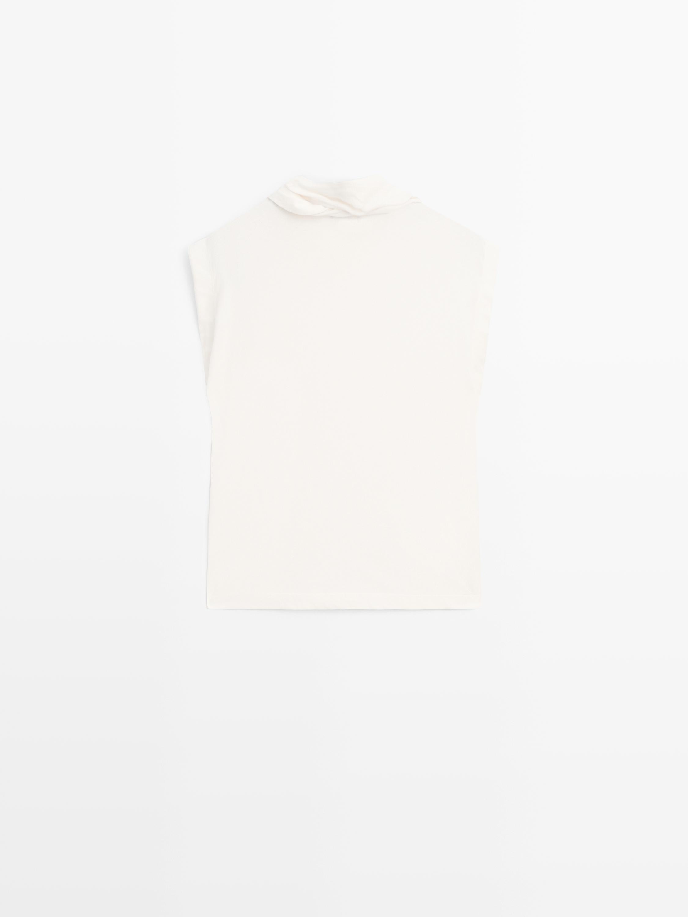 Top with tied neck detail